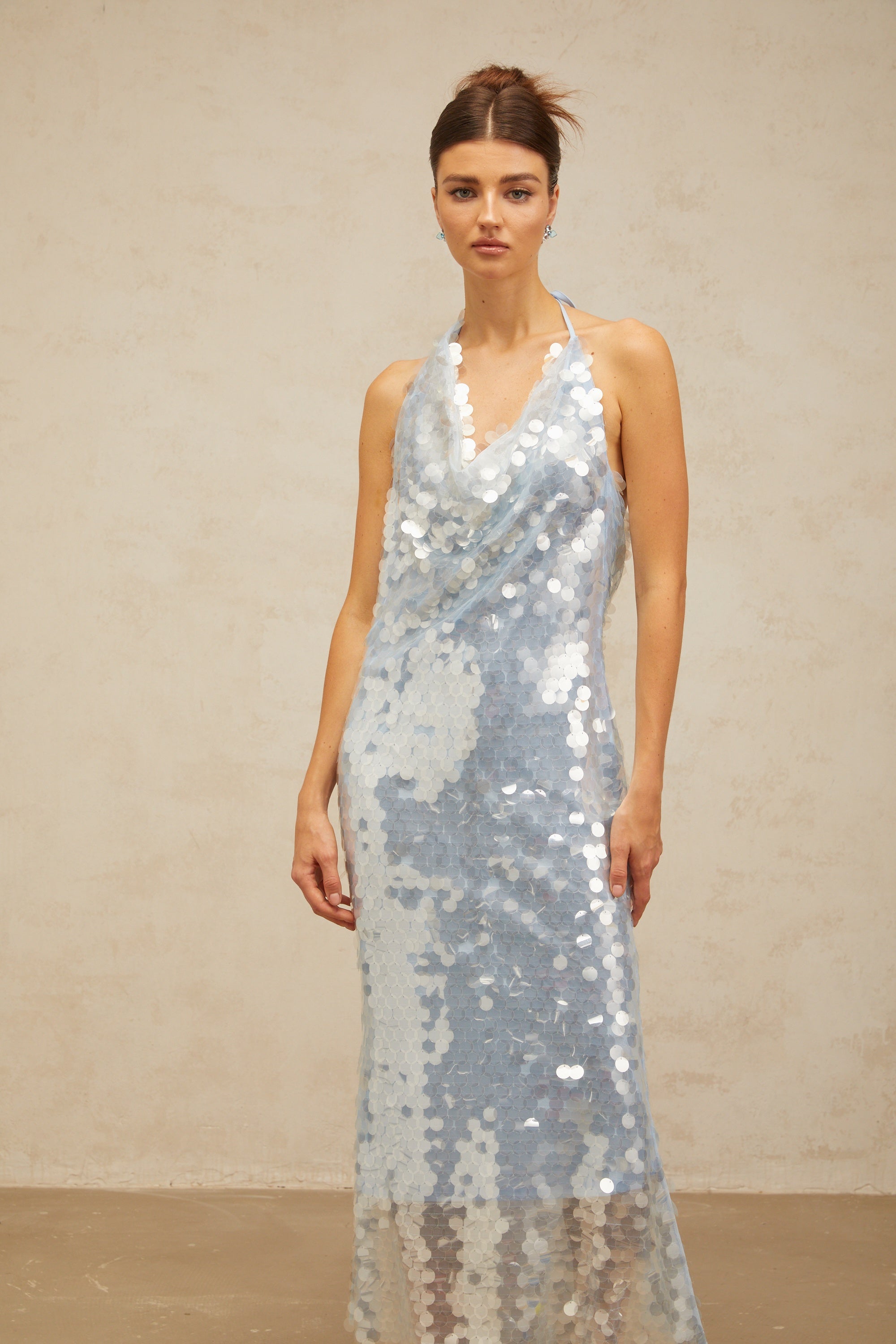 فستان بابيت أزرق متوسط الطول برقبة على شكل حرف V ومزين بالترتر