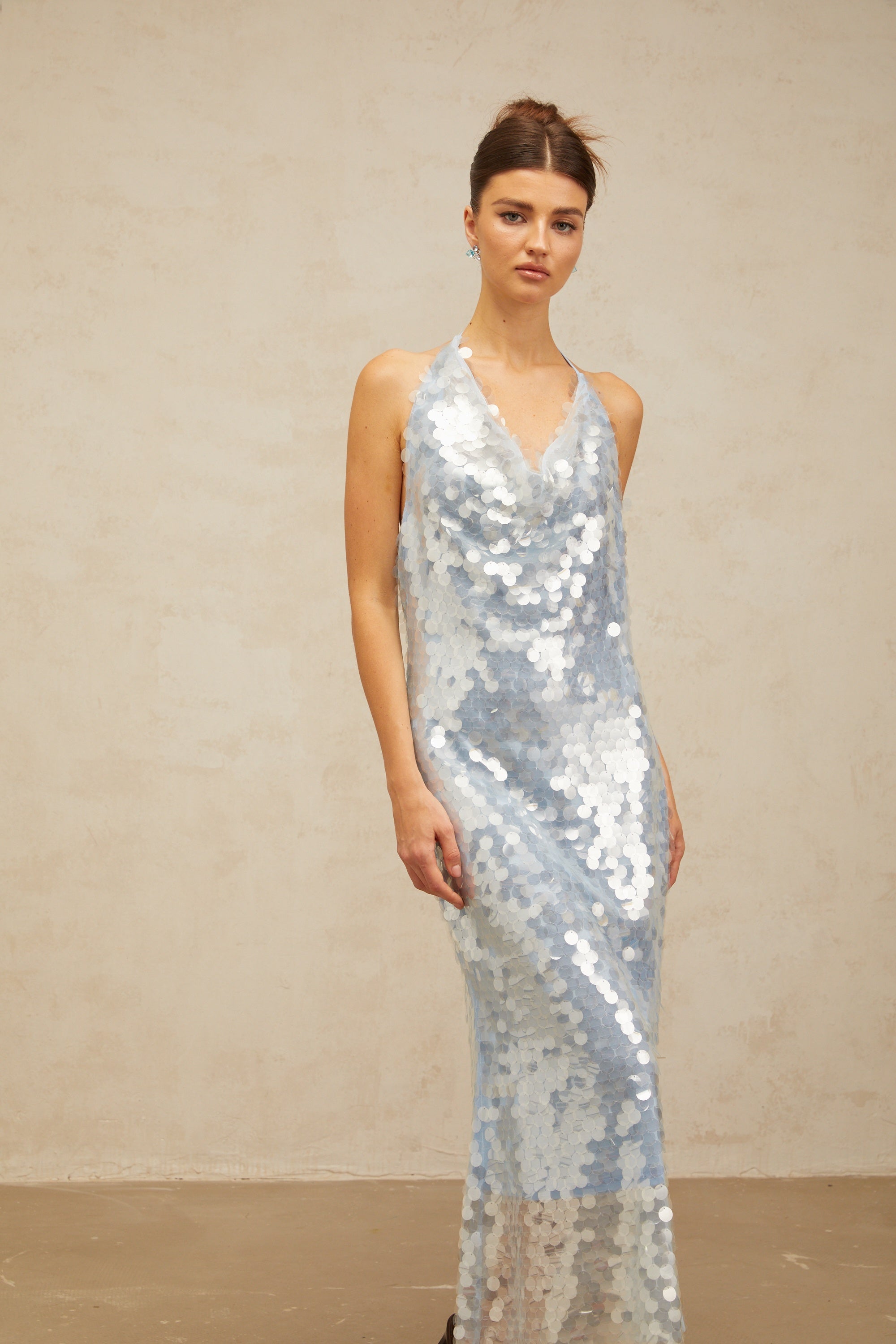 فستان بابيت أزرق متوسط الطول برقبة على شكل حرف V ومزين بالترتر