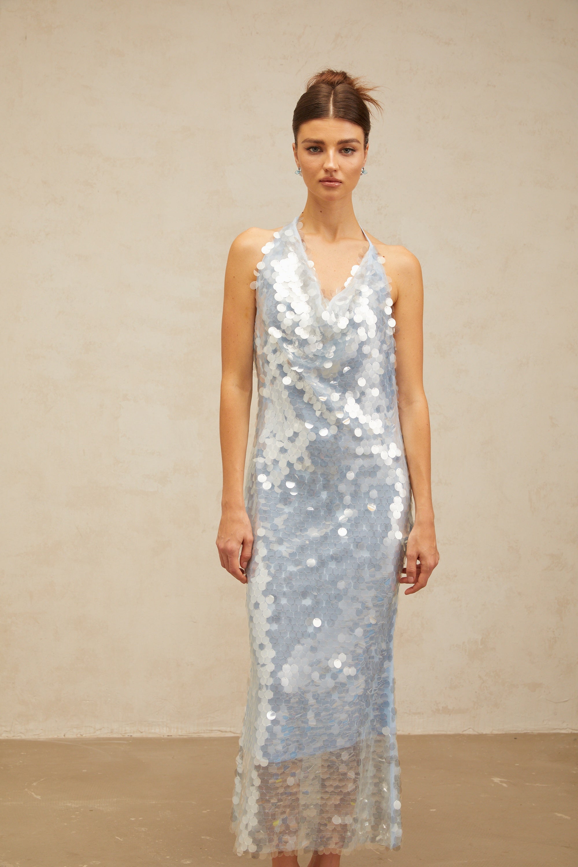 فستان بابيت أزرق متوسط الطول برقبة على شكل حرف V ومزين بالترتر