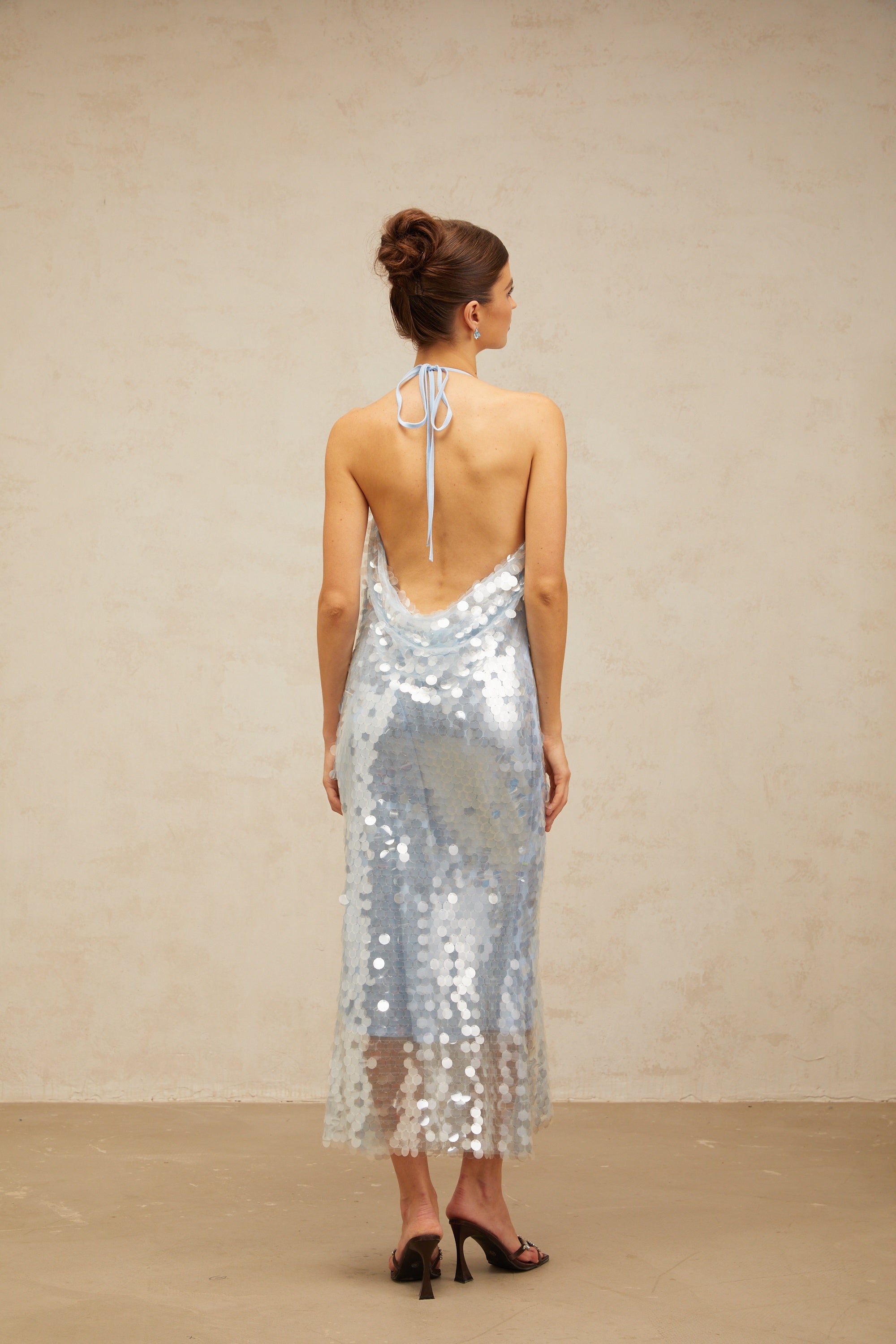 فستان بابيت أزرق متوسط الطول برقبة على شكل حرف V ومزين بالترتر