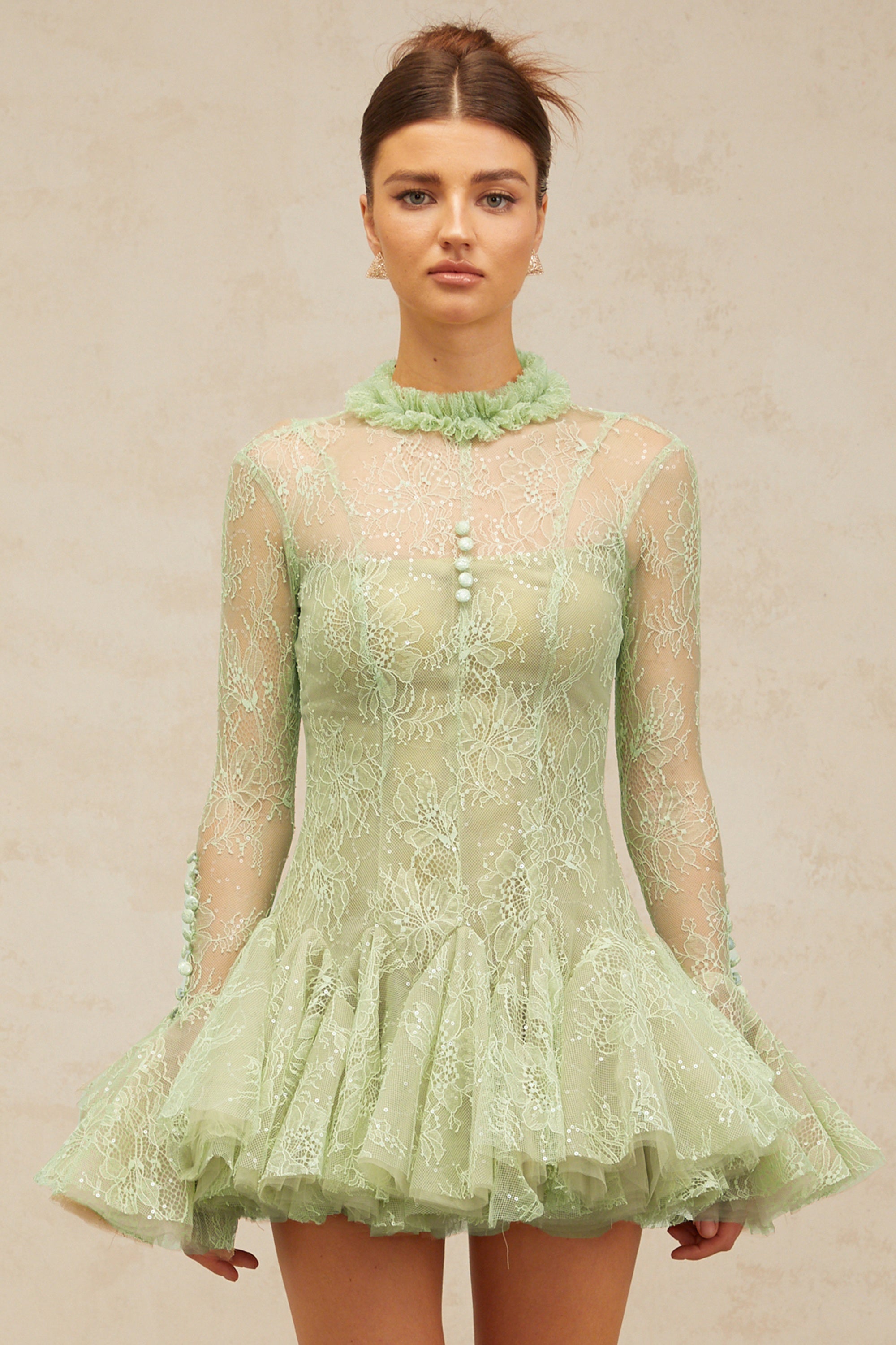 فستان ميلودي قصير مطرز باللون الأخضر