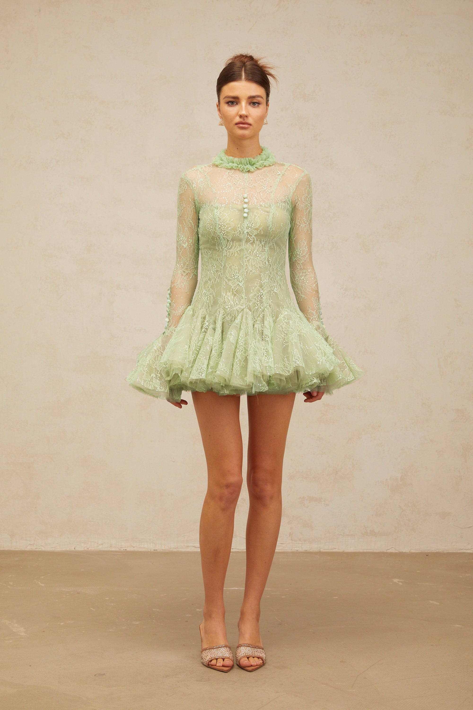 فستان ميلودي قصير مطرز باللون الأخضر