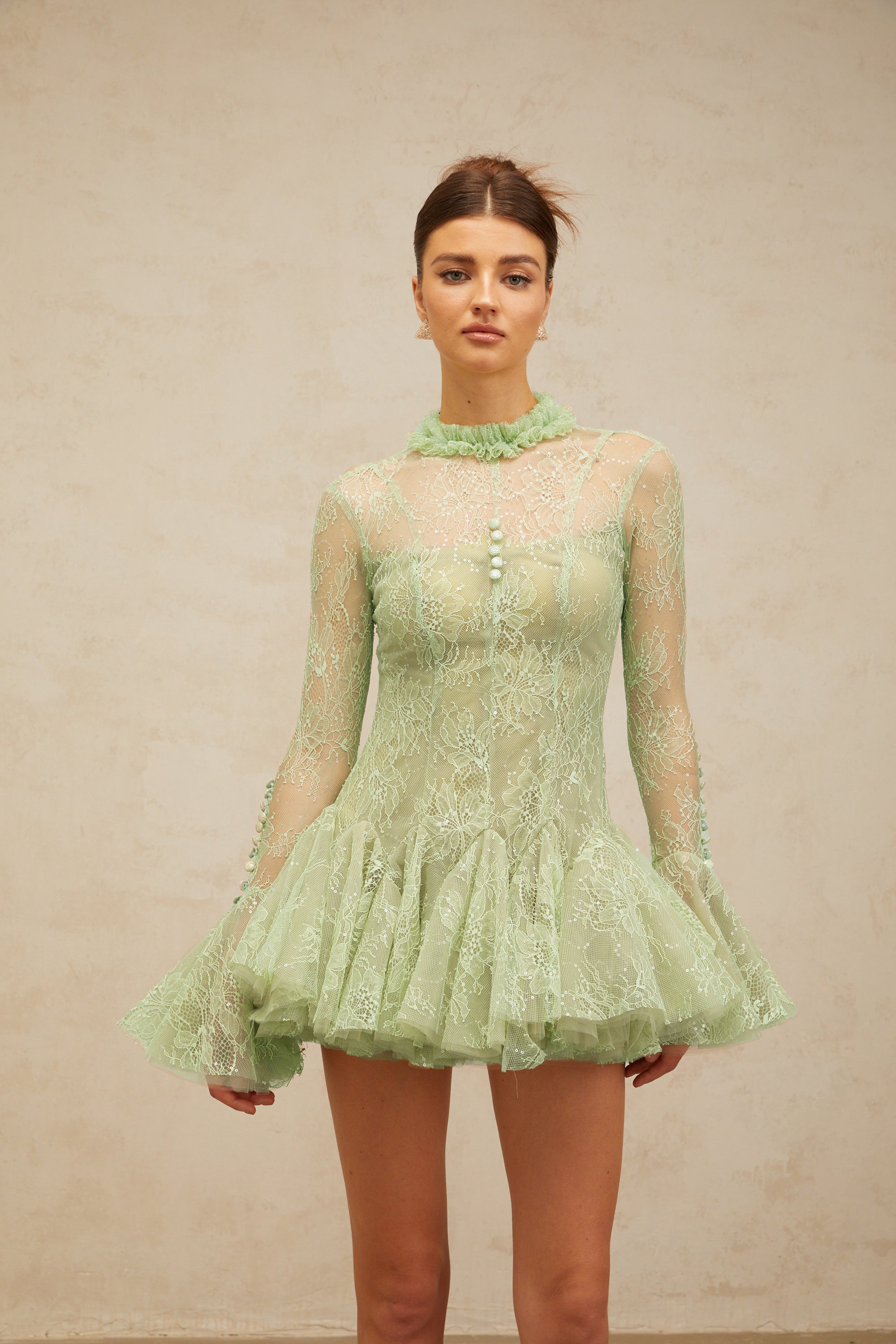 فستان ميلودي قصير مطرز باللون الأخضر