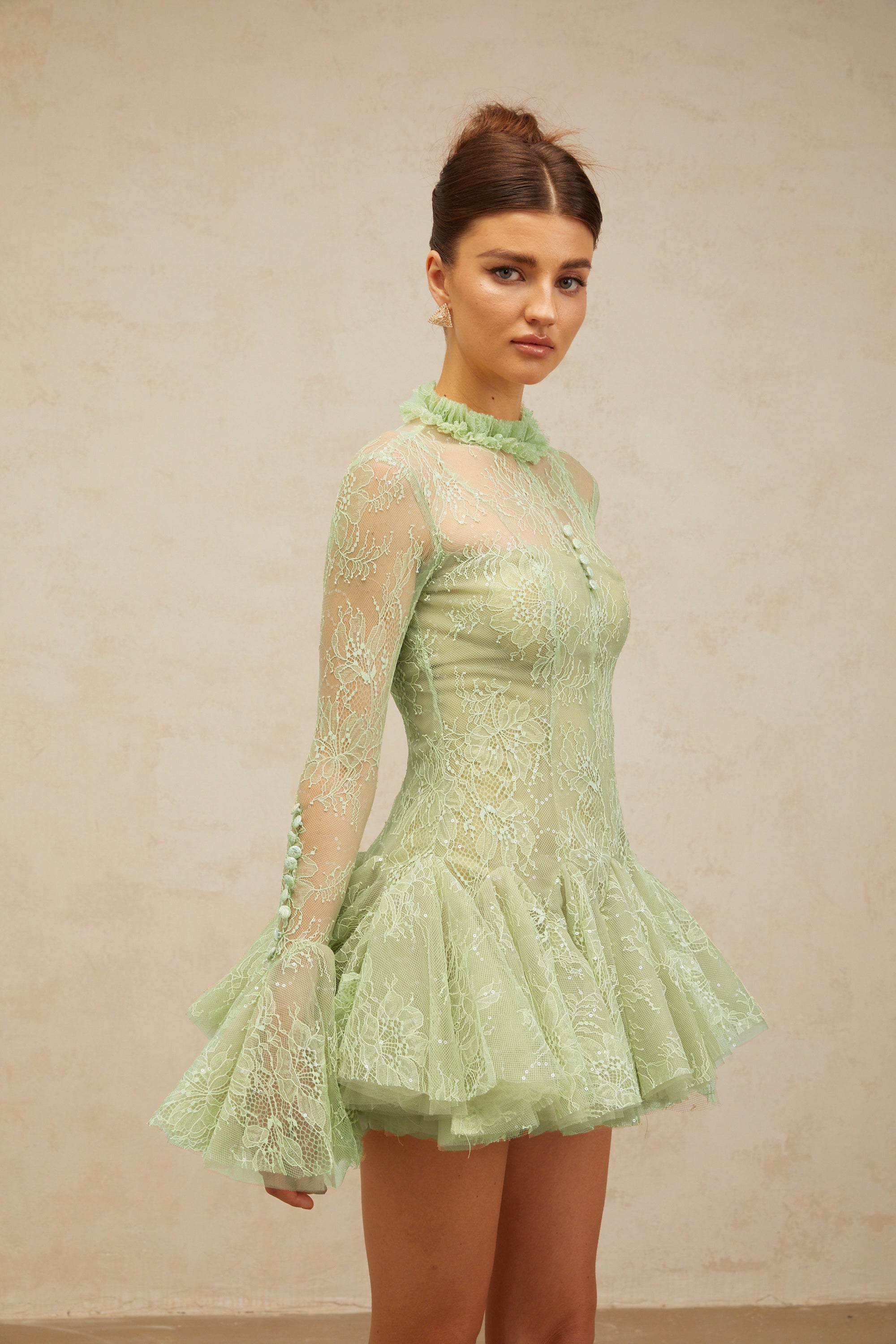 فستان ميلودي قصير مطرز باللون الأخضر