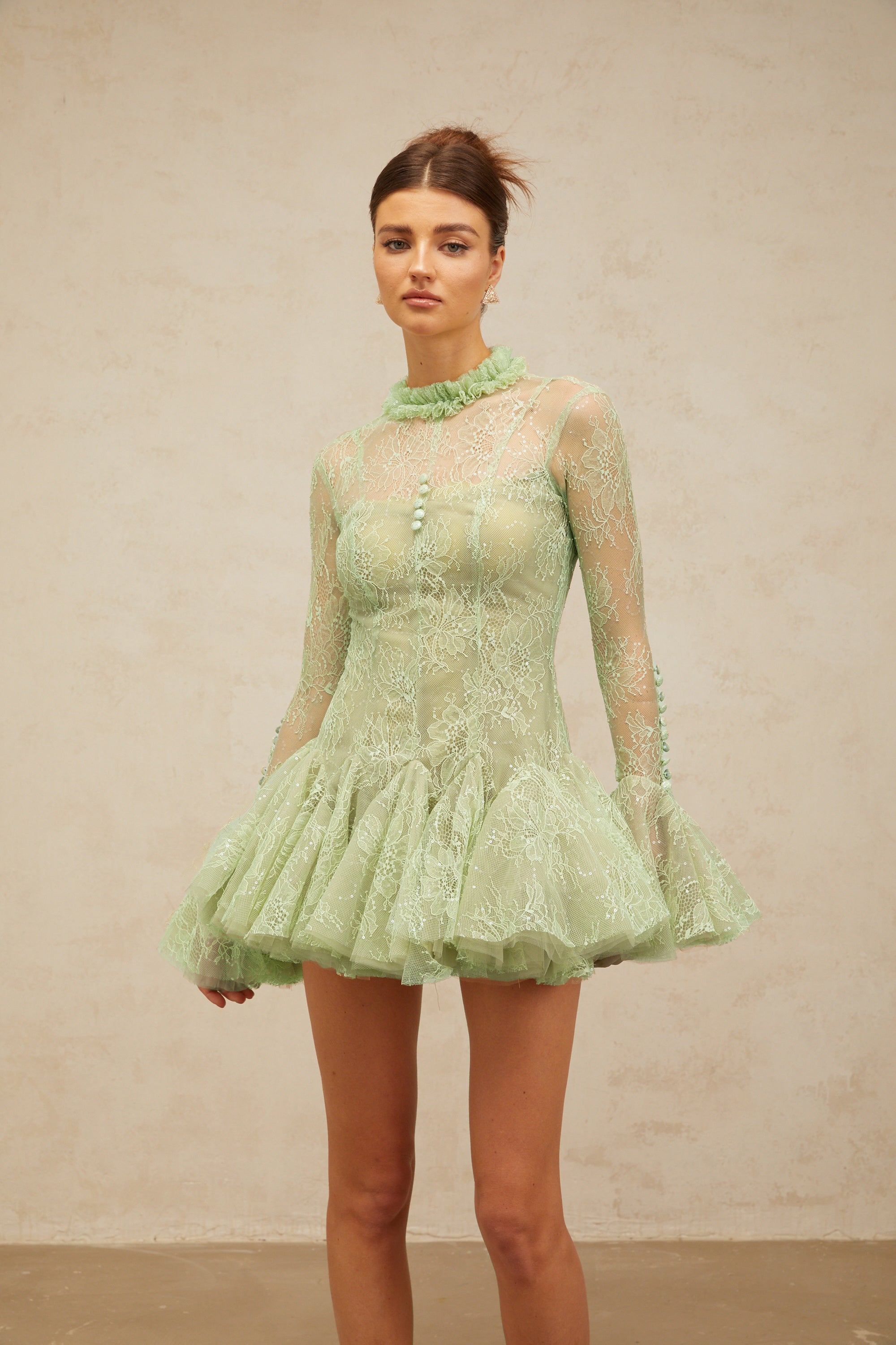 فستان ميلودي قصير مطرز باللون الأخضر