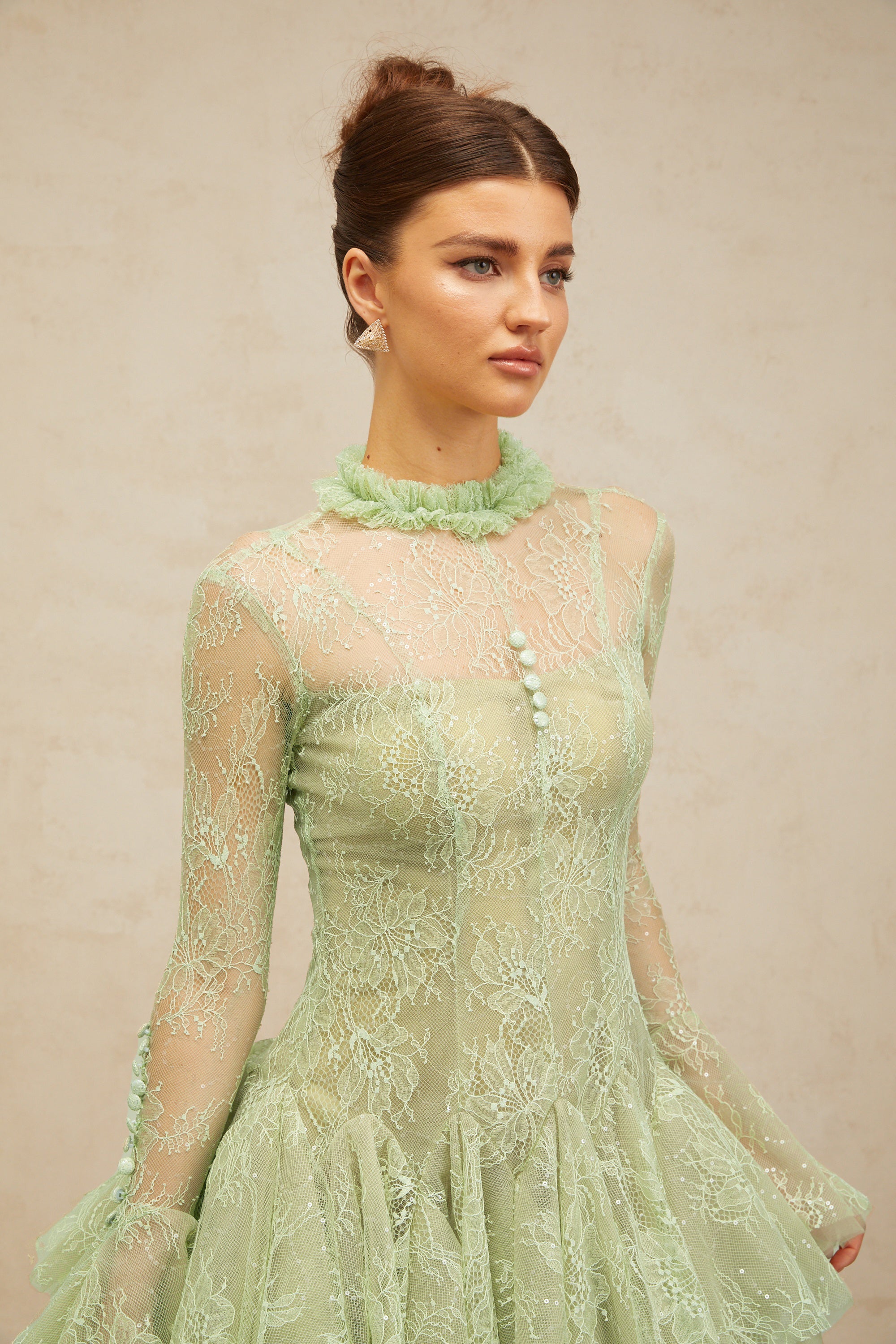 فستان ميلودي قصير مطرز باللون الأخضر