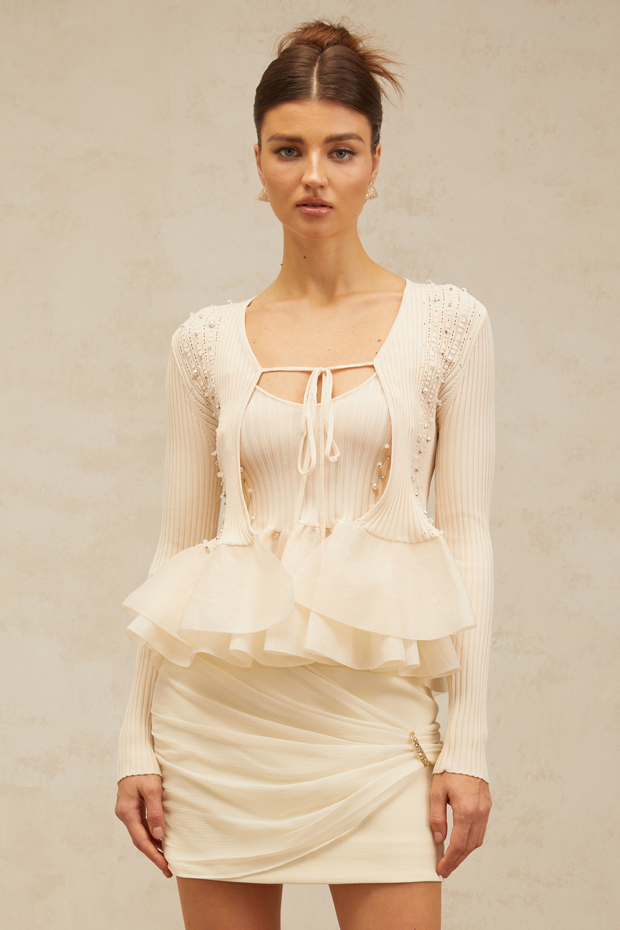 Blanche – Neutrale Strickjacke mit Schößchenmuster