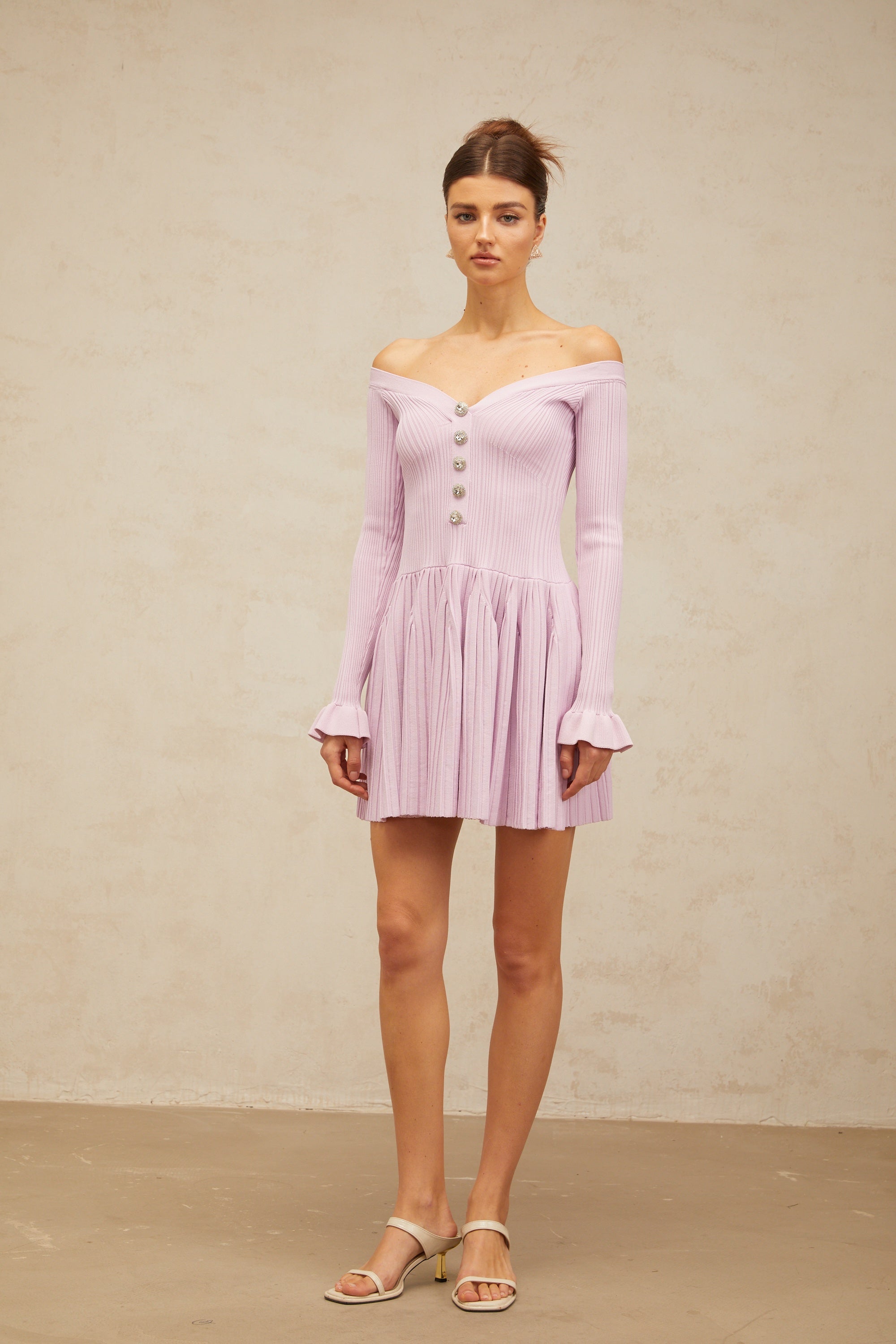 فستان لينا قصير أرجواني فاتح مكشوف الكتفين ومُضلّع