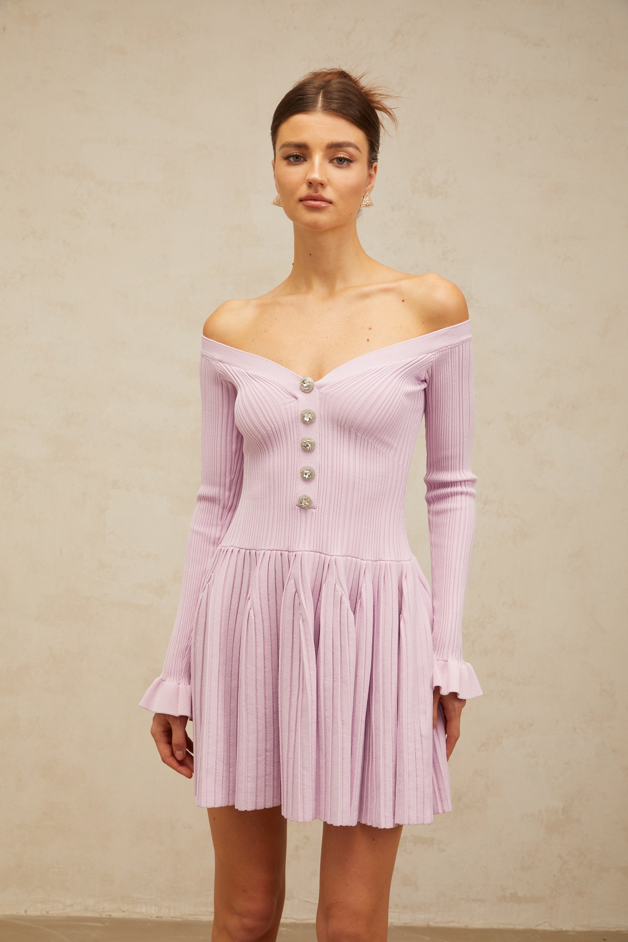 فستان لينا قصير أرجواني فاتح مكشوف الكتفين ومُضلّع