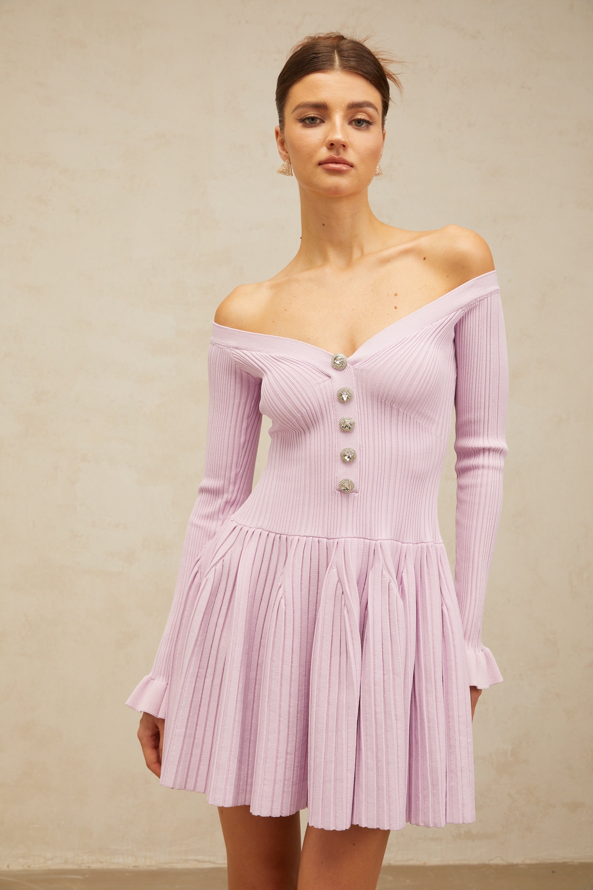 فستان لينا قصير أرجواني فاتح مكشوف الكتفين ومُضلّع