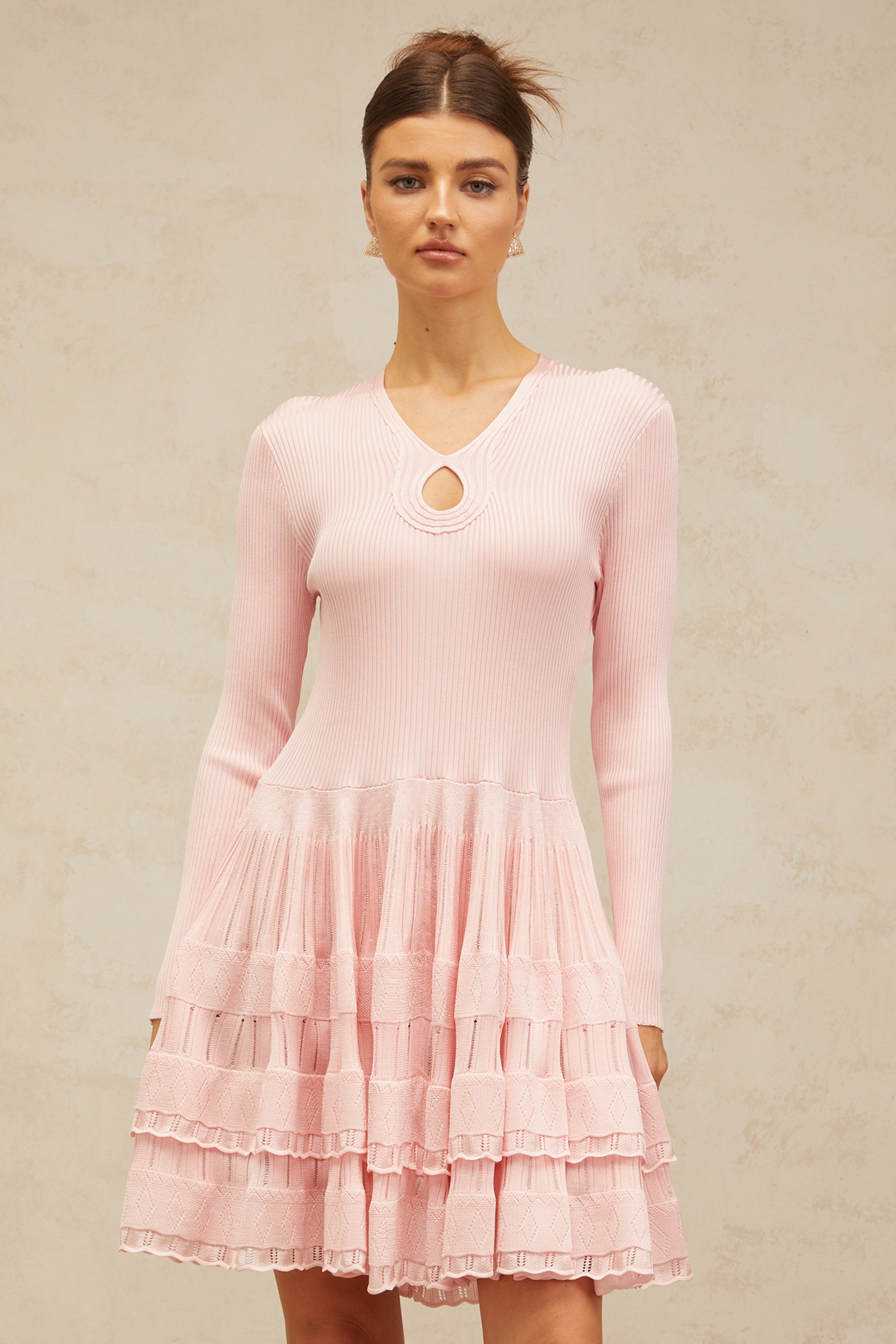 Mathilde – Rosa Minikleid aus Rippstrick mit Schlüssellochdetail