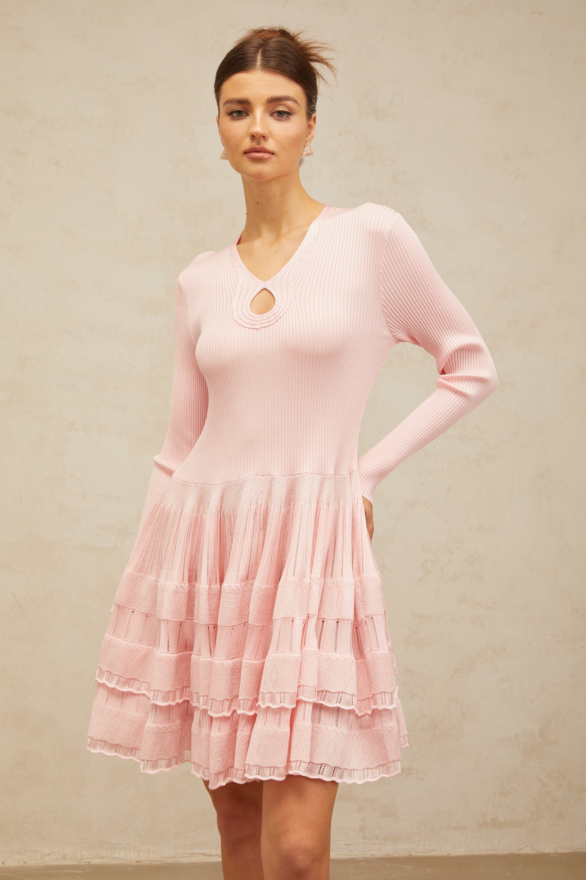 Mathilde – Rosa Minikleid aus Rippstrick mit Schlüssellochdetail