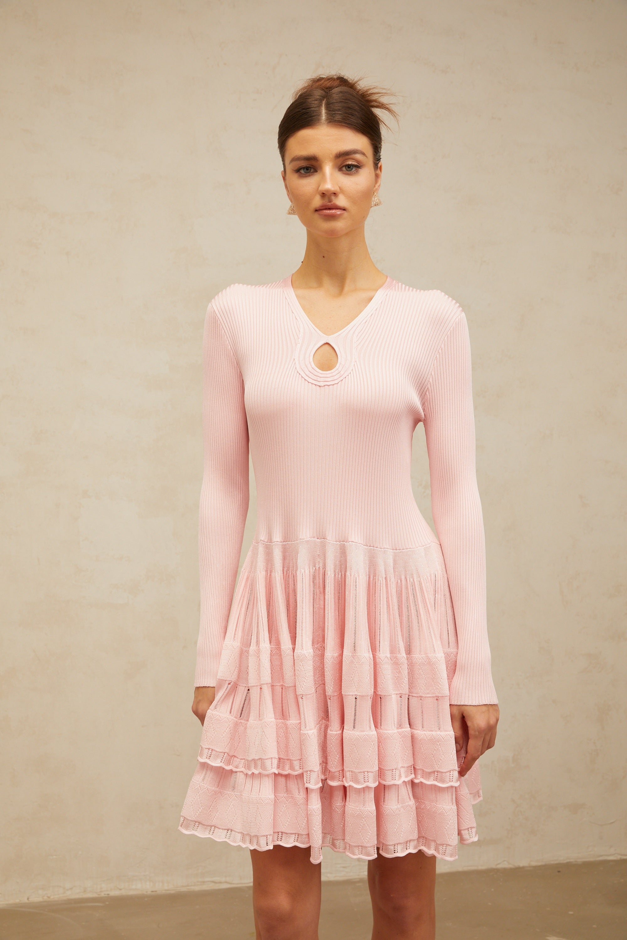 Mathilde – Rosa Minikleid aus Rippstrick mit Schlüssellochdetail