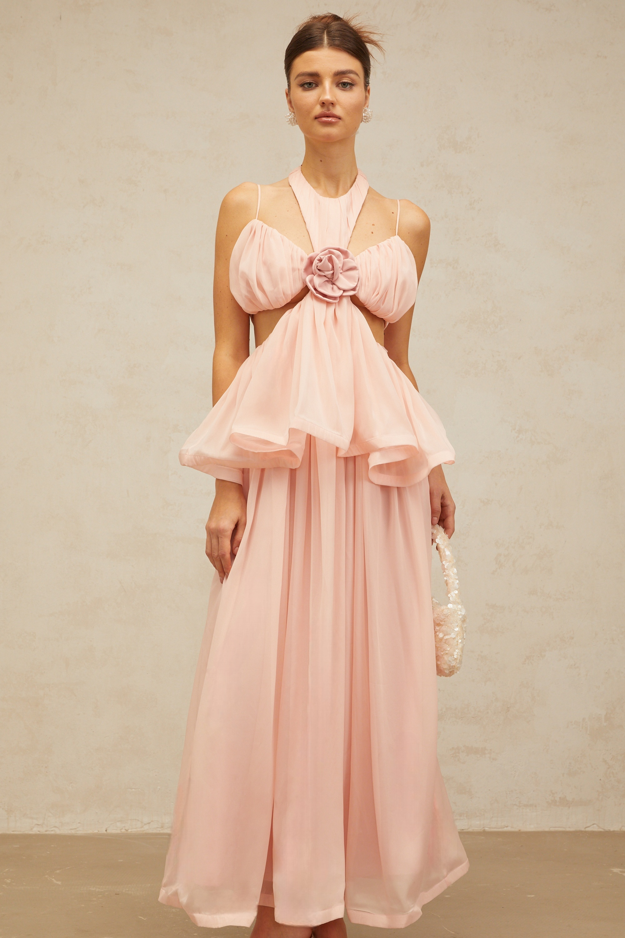 فستان طويل بأبليكات زهور وردي من تصميم Danaé