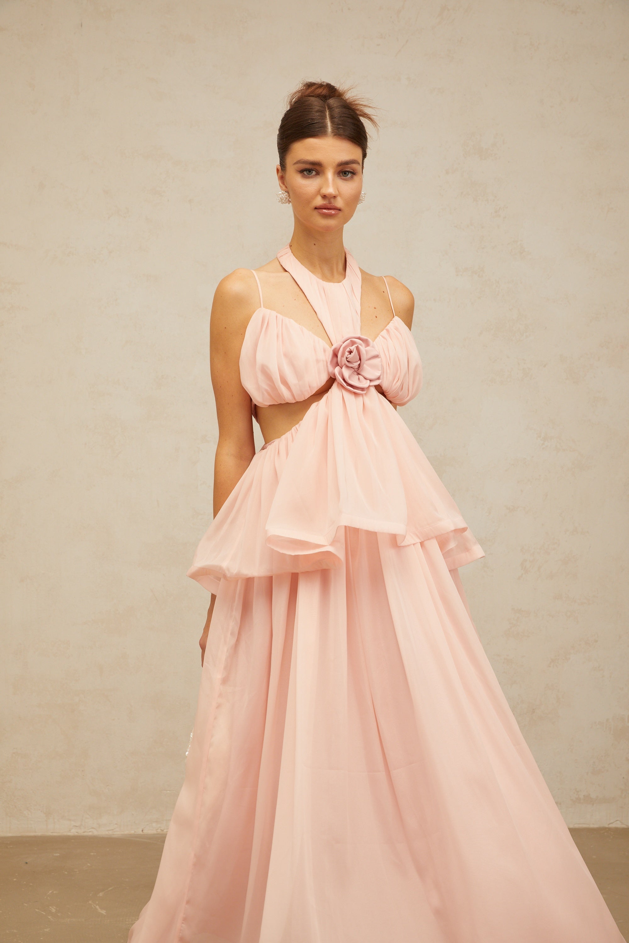 فستان طويل بأبليكات زهور وردي من تصميم Danaé