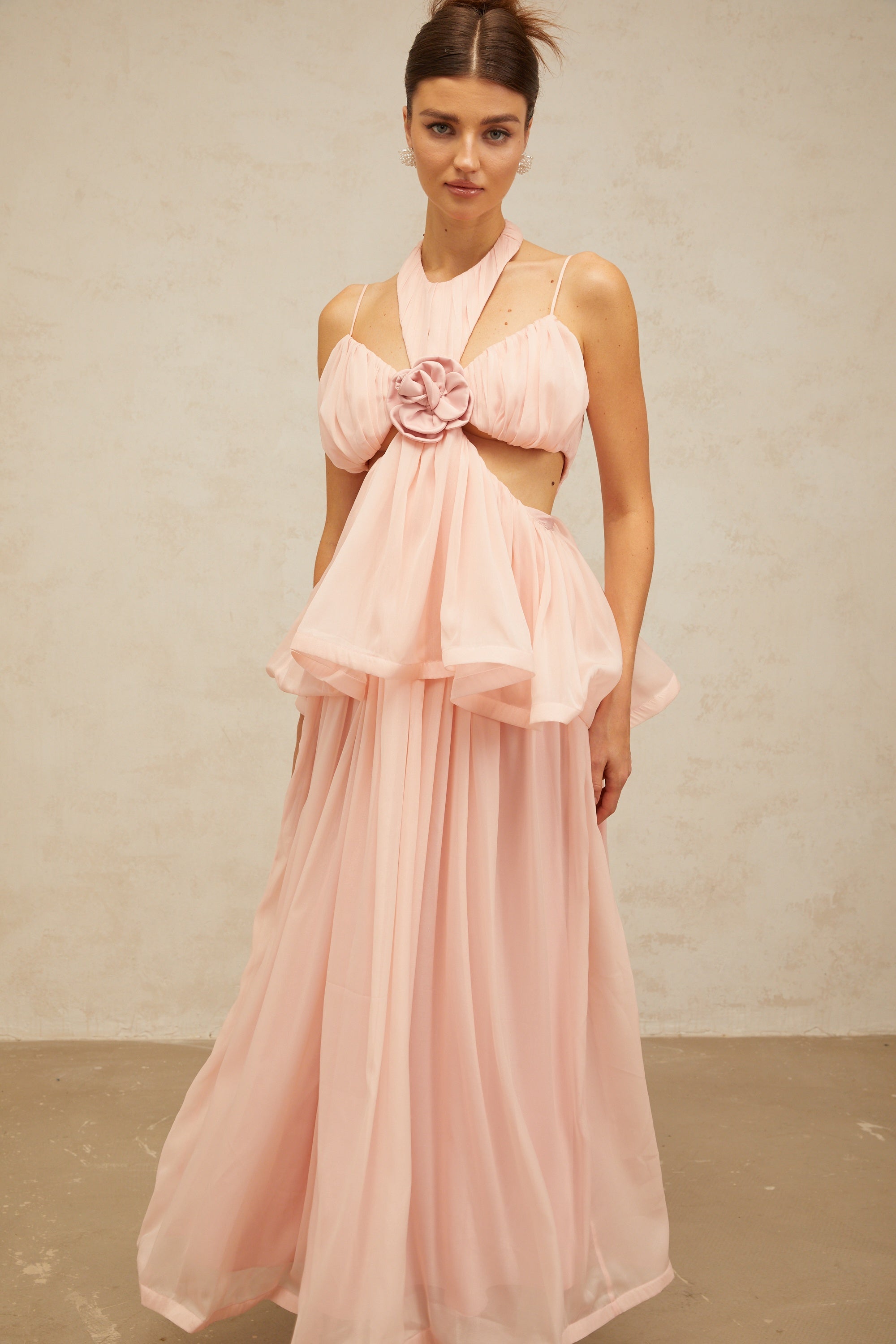 فستان طويل بأبليكات زهور وردي من تصميم Danaé