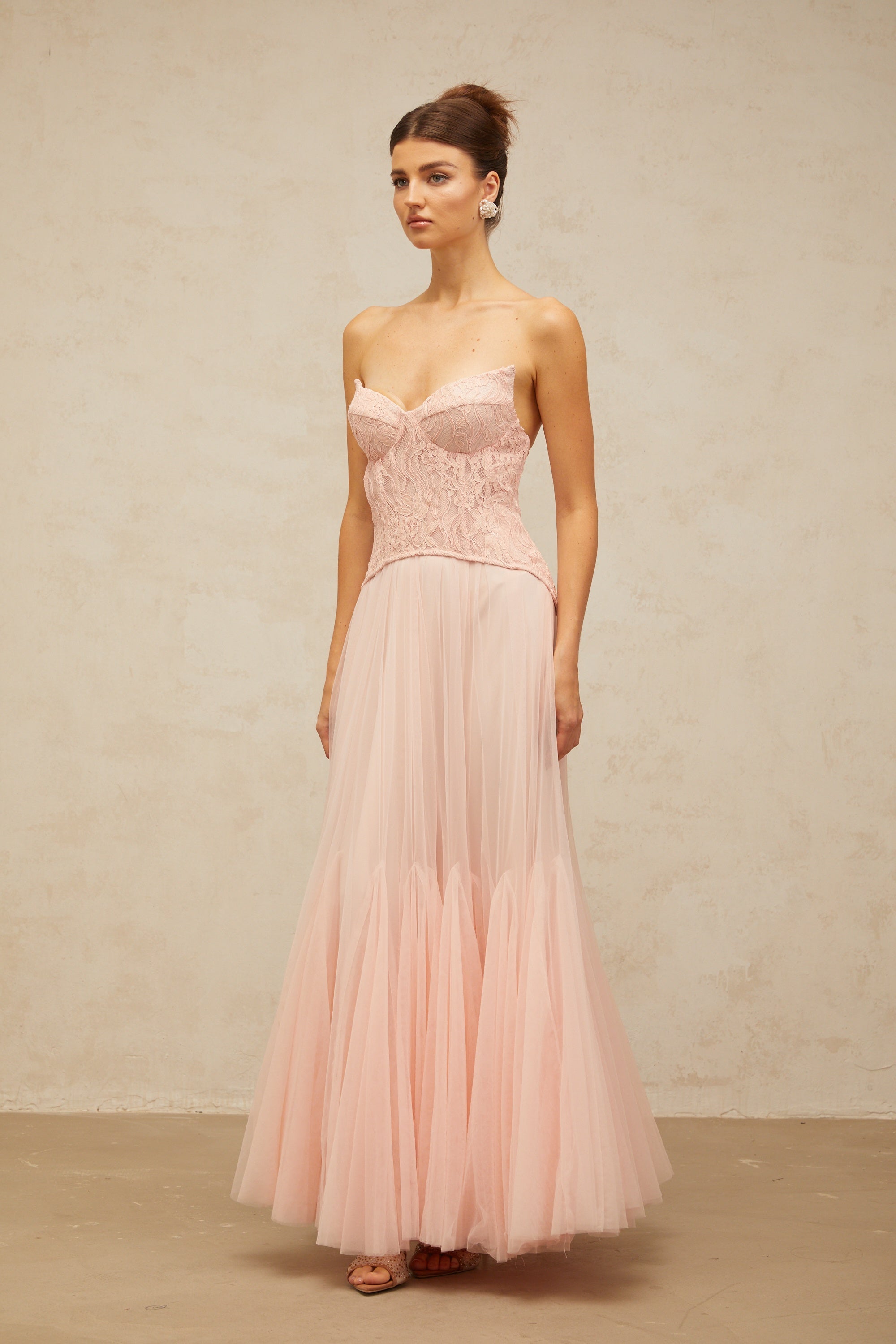 فستان ماكسي من التول والكورسيه من الدانتيل باللون الوردي من أولريك