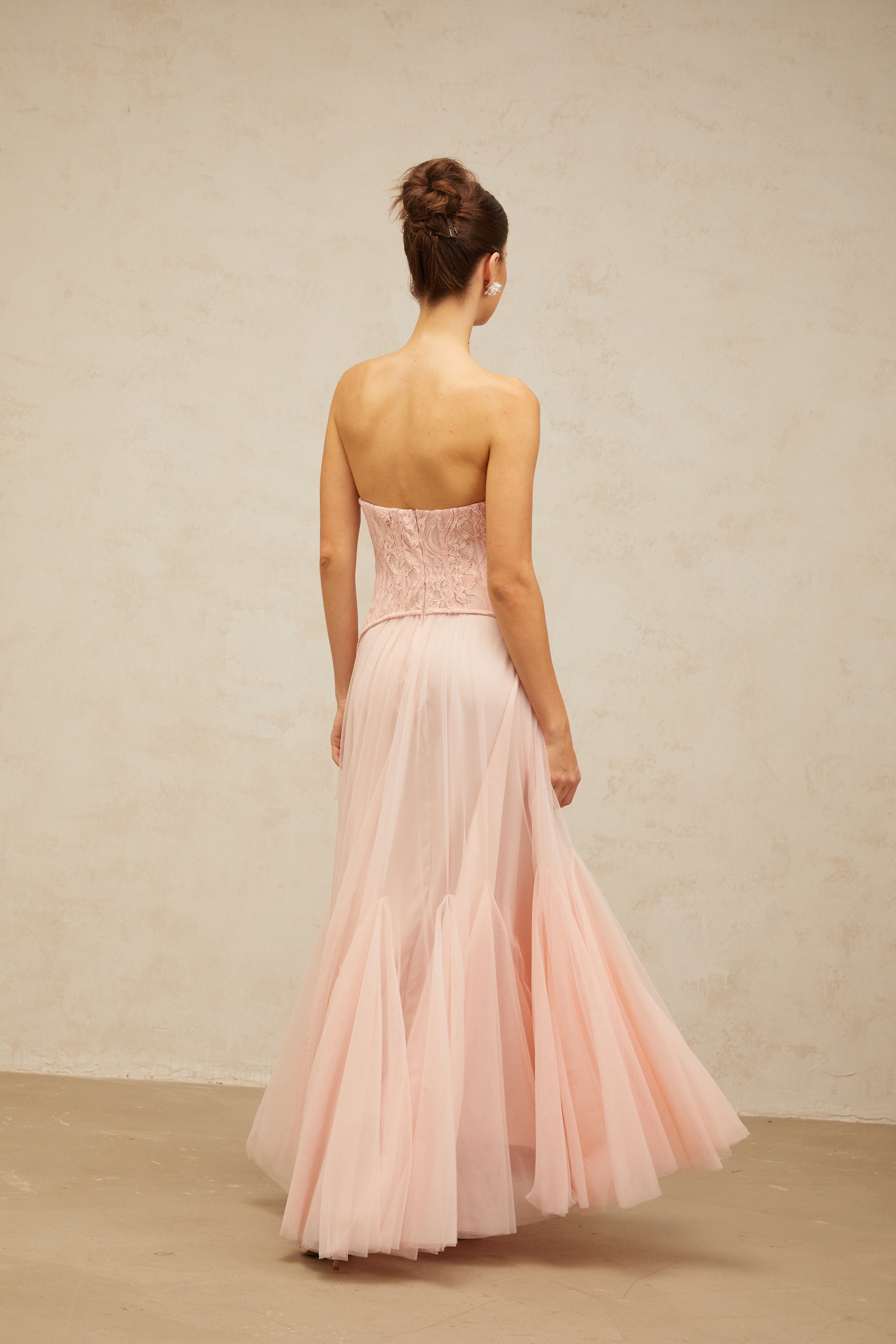 فستان ماكسي من التول والكورسيه من الدانتيل باللون الوردي من أولريك