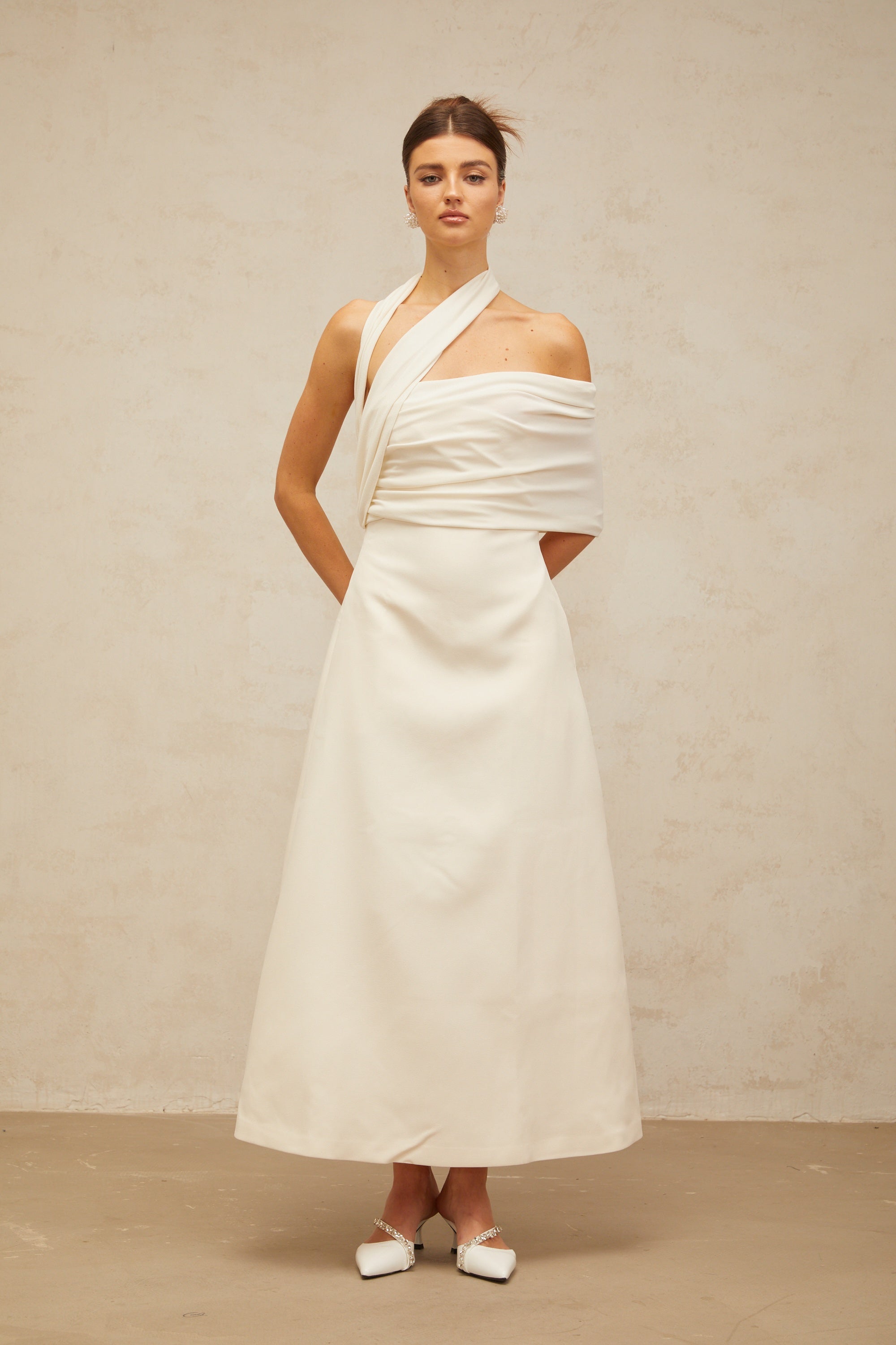 فستان Solène متوسط الطول غير متماثل باللون الأبيض الكريمي