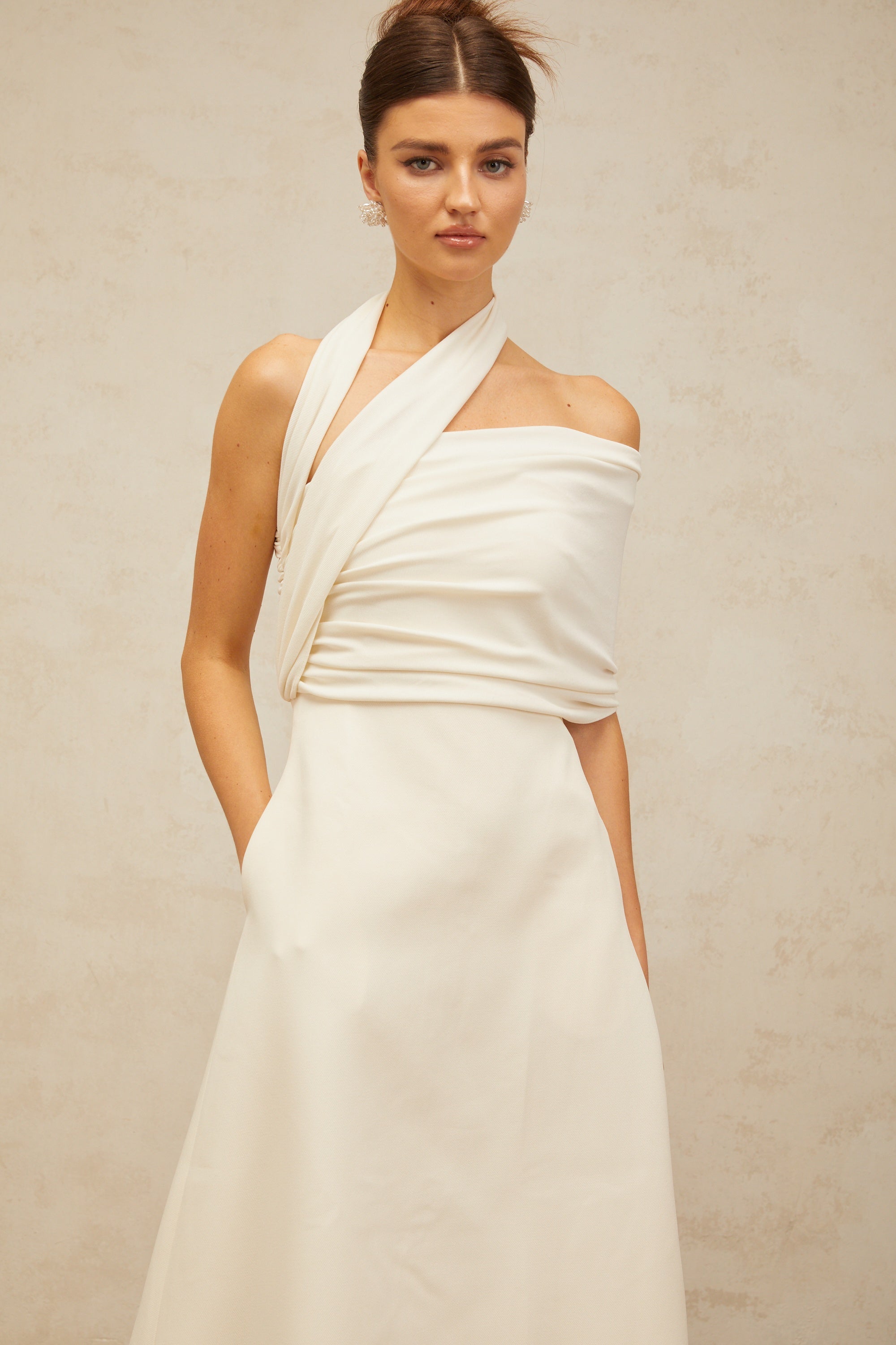 فستان Solène متوسط الطول غير متماثل باللون الأبيض الكريمي