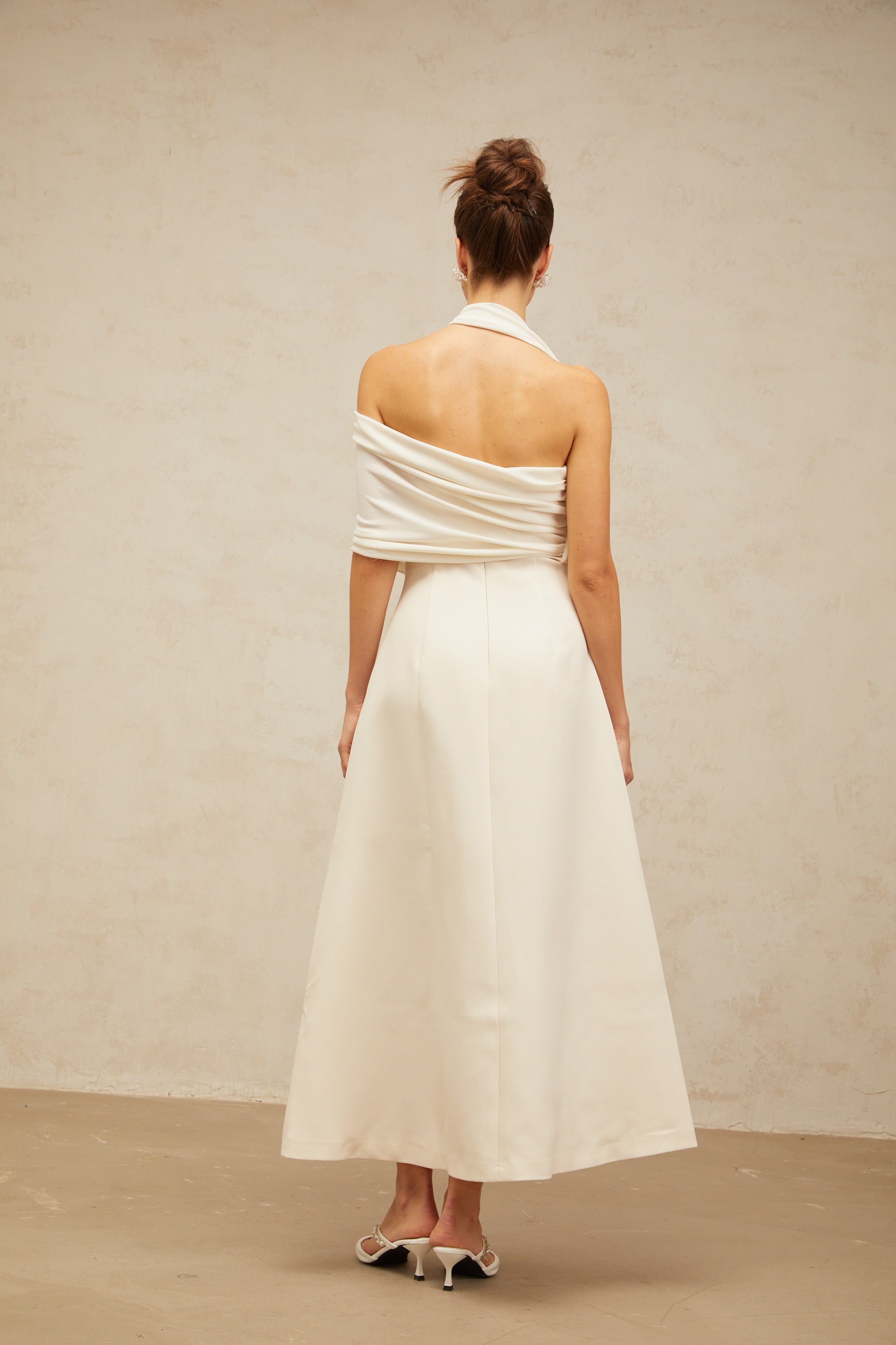 فستان Solène متوسط الطول غير متماثل باللون الأبيض الكريمي