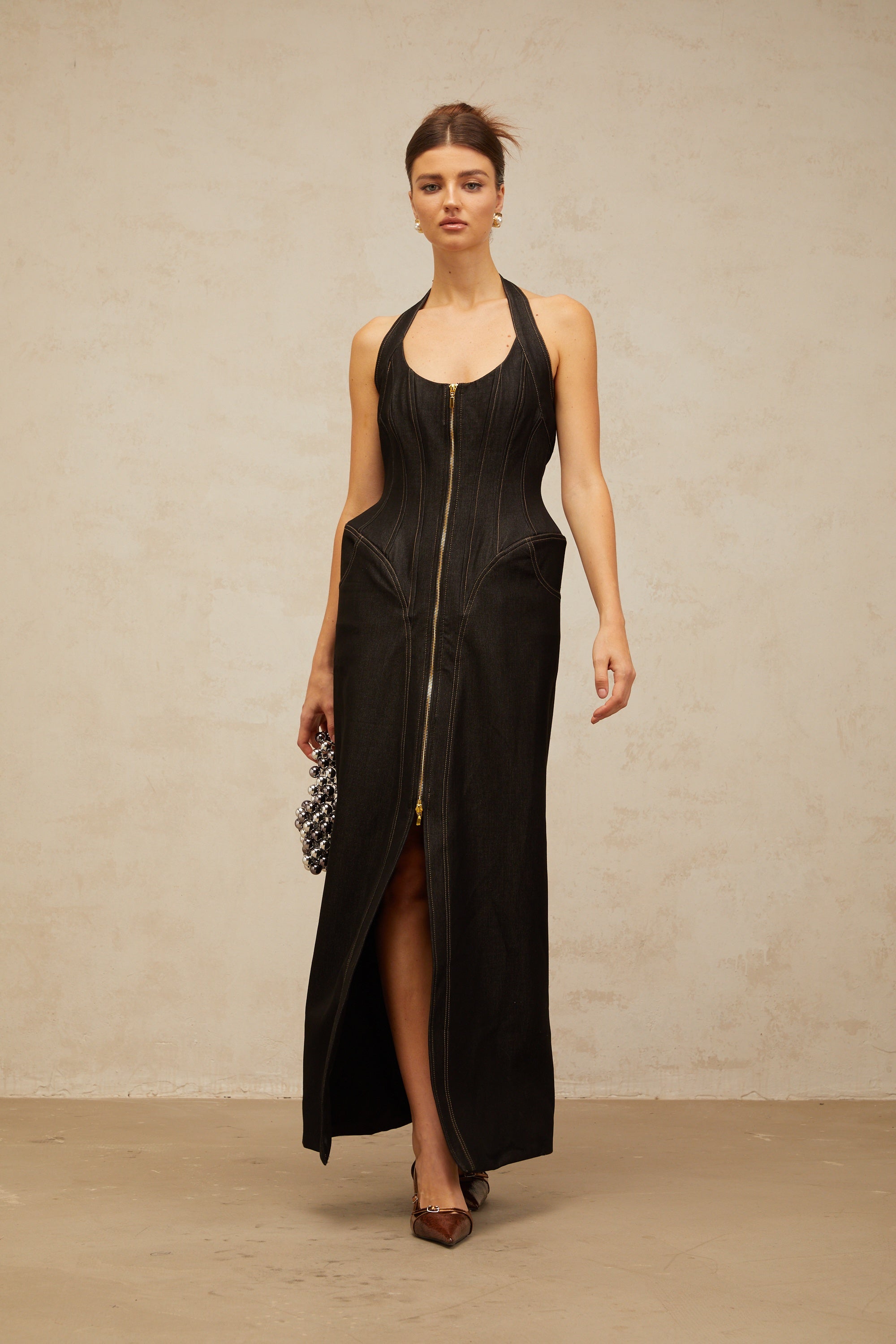 فستان ماكسي من أدريان مصنوع من قماش الدنيم الأسود بفتحة أمامية وخياطة متباينة