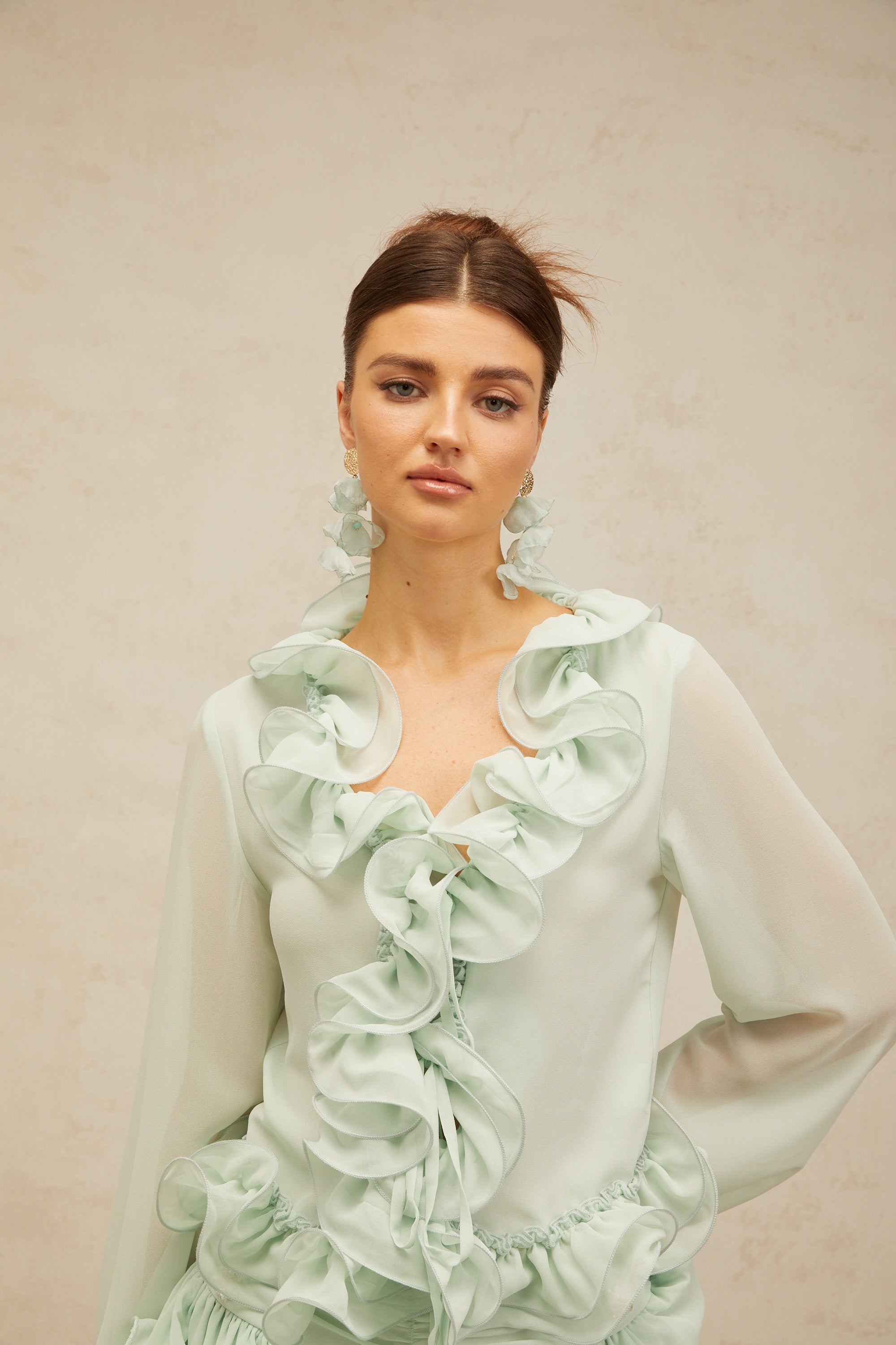 طقم بلوزة وتنورة شيفون خضراء من Noémie متناسقة