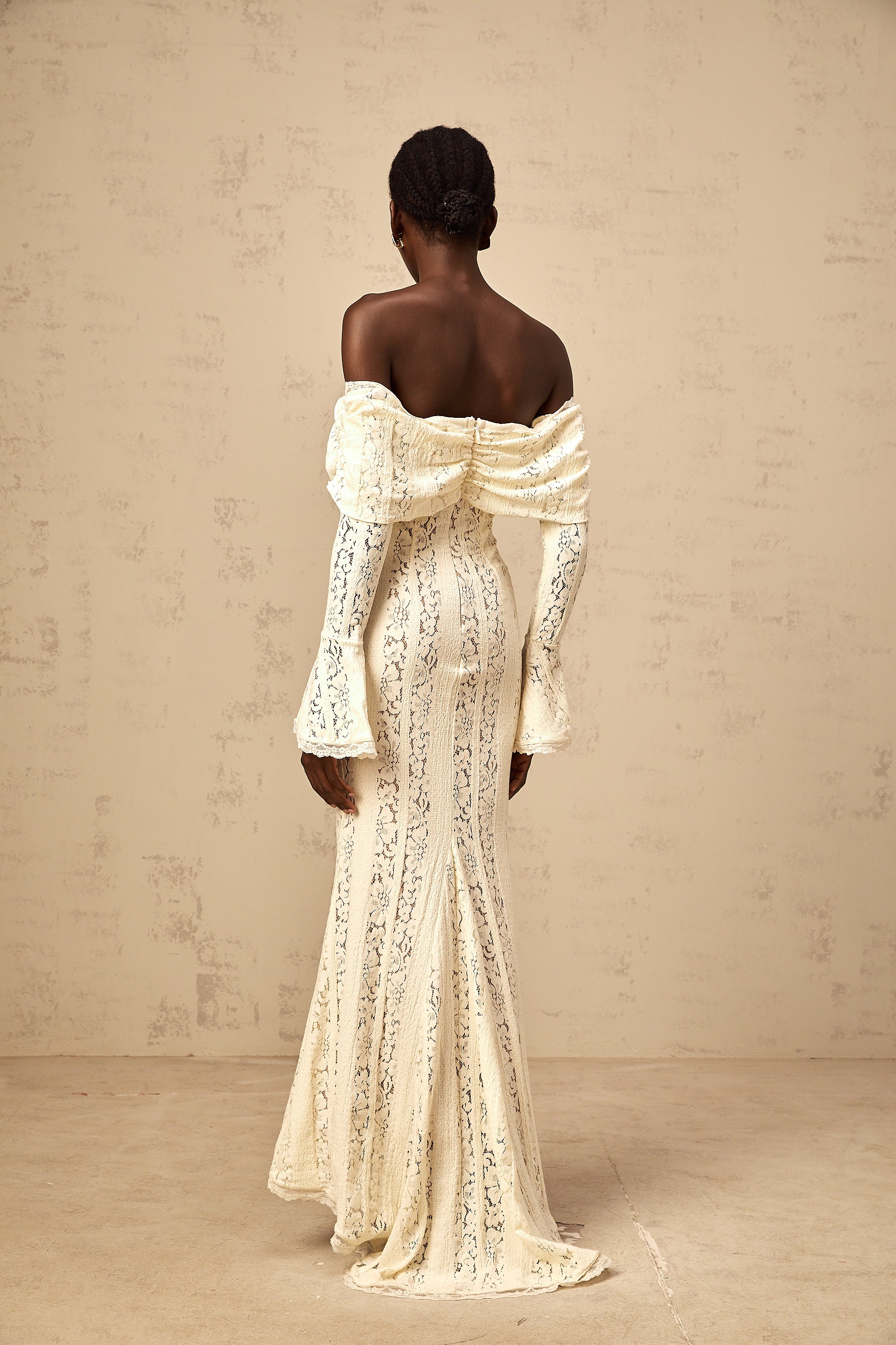 Émeline – Maxikleid mit ausgestellten Bündchen und Blumenspitze in Neutral