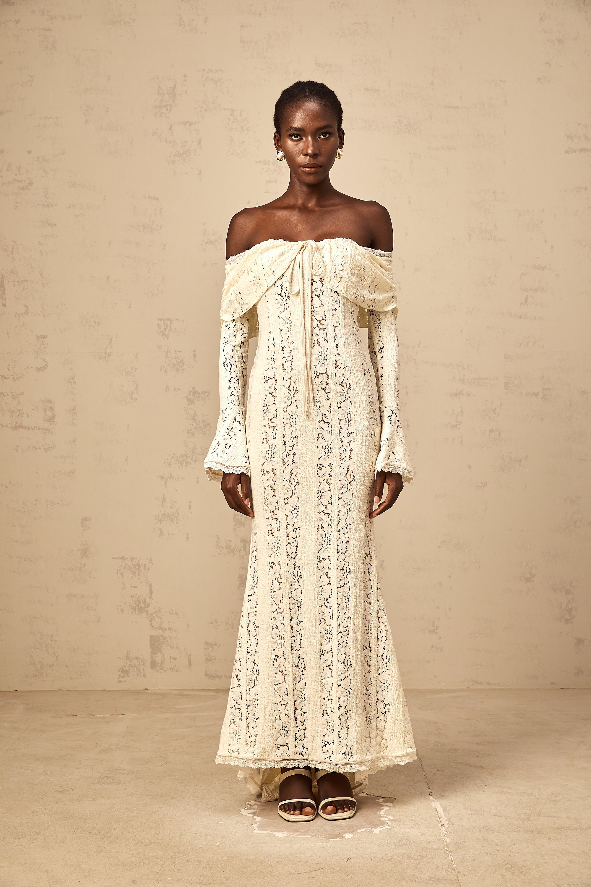 Émeline – Maxikleid mit ausgestellten Bündchen und Blumenspitze in Neutral