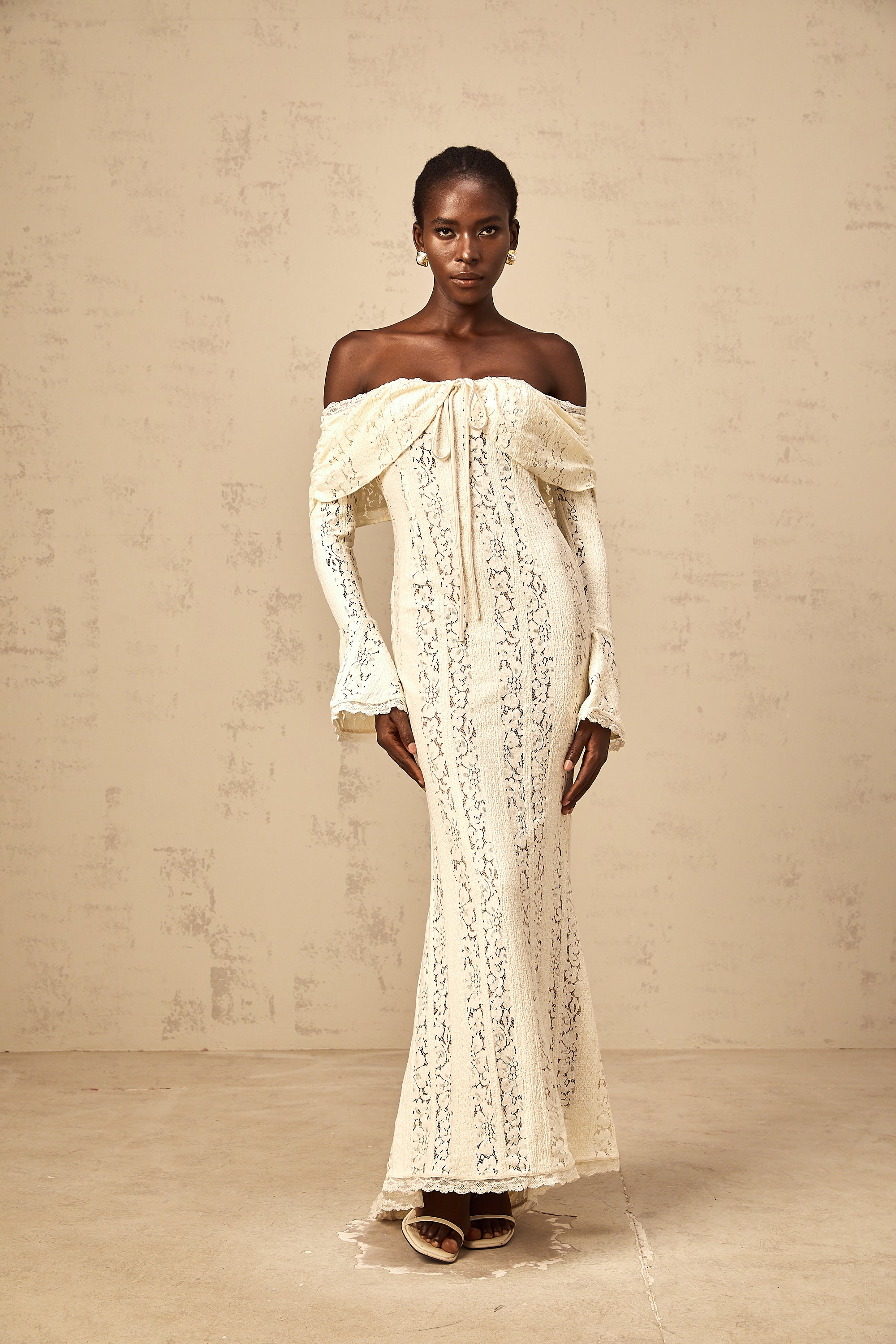 Émeline – Maxikleid mit ausgestellten Bündchen und Blumenspitze in Neutral