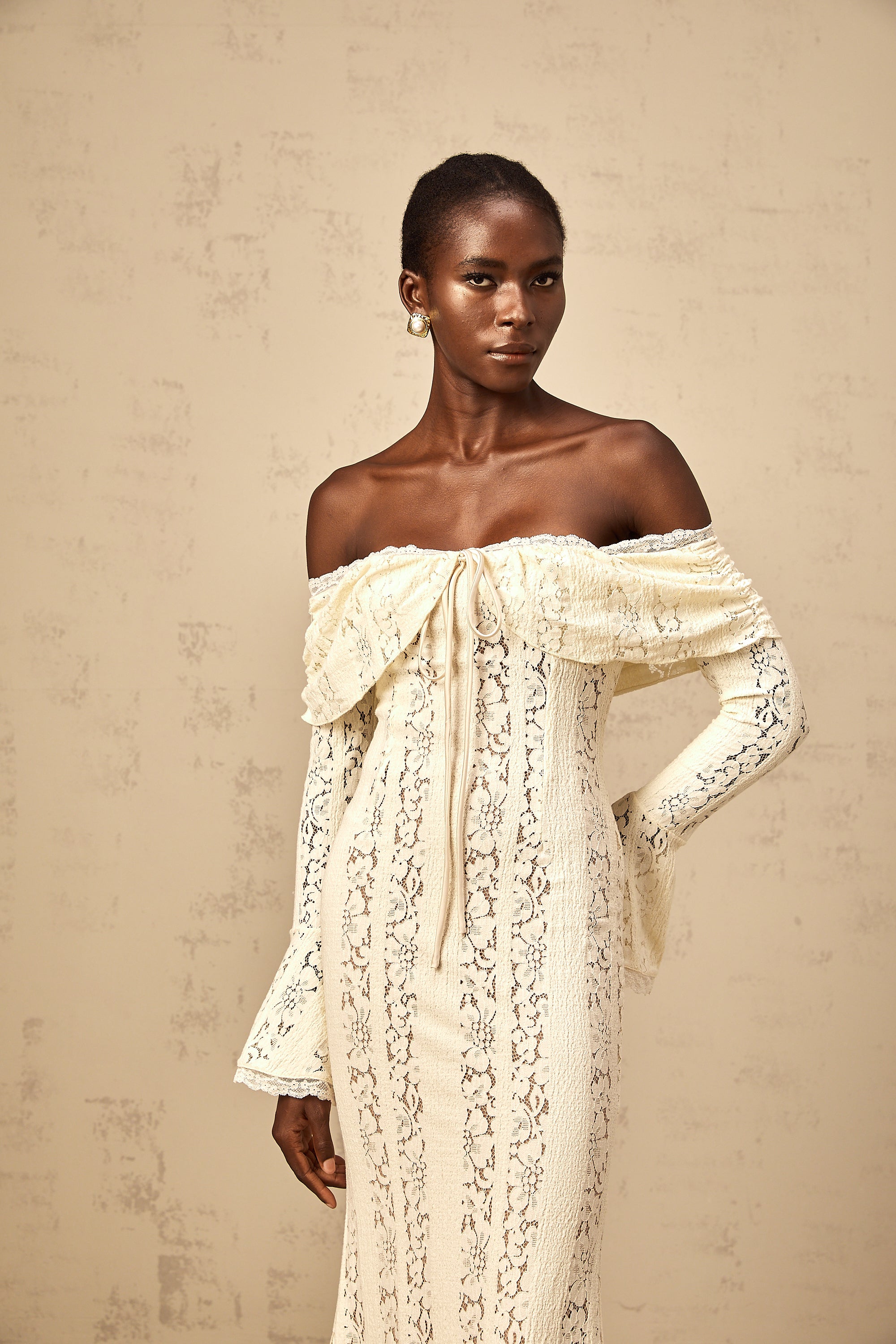 Émeline – Maxikleid mit ausgestellten Bündchen und Blumenspitze in Neutral