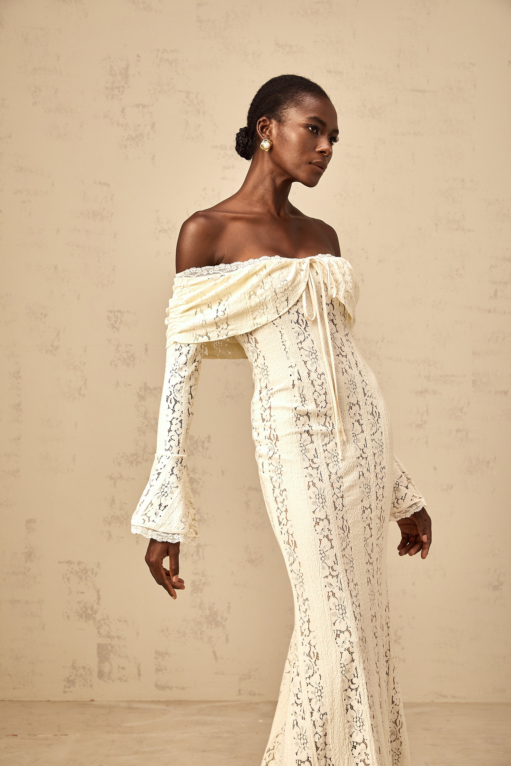 Émeline – Maxikleid mit ausgestellten Bündchen und Blumenspitze in Neutral