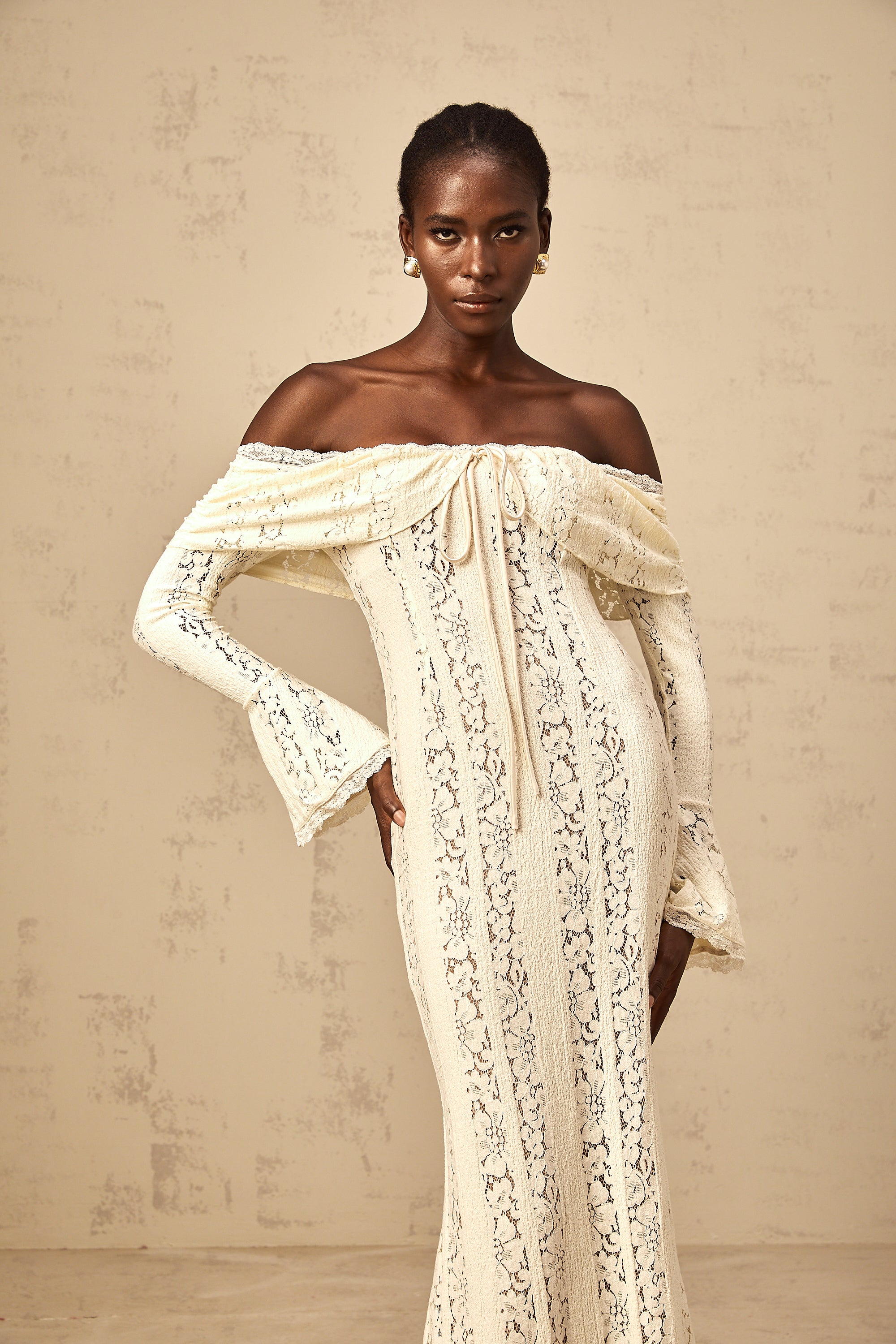 Émeline – Maxikleid mit ausgestellten Bündchen und Blumenspitze in Neutral