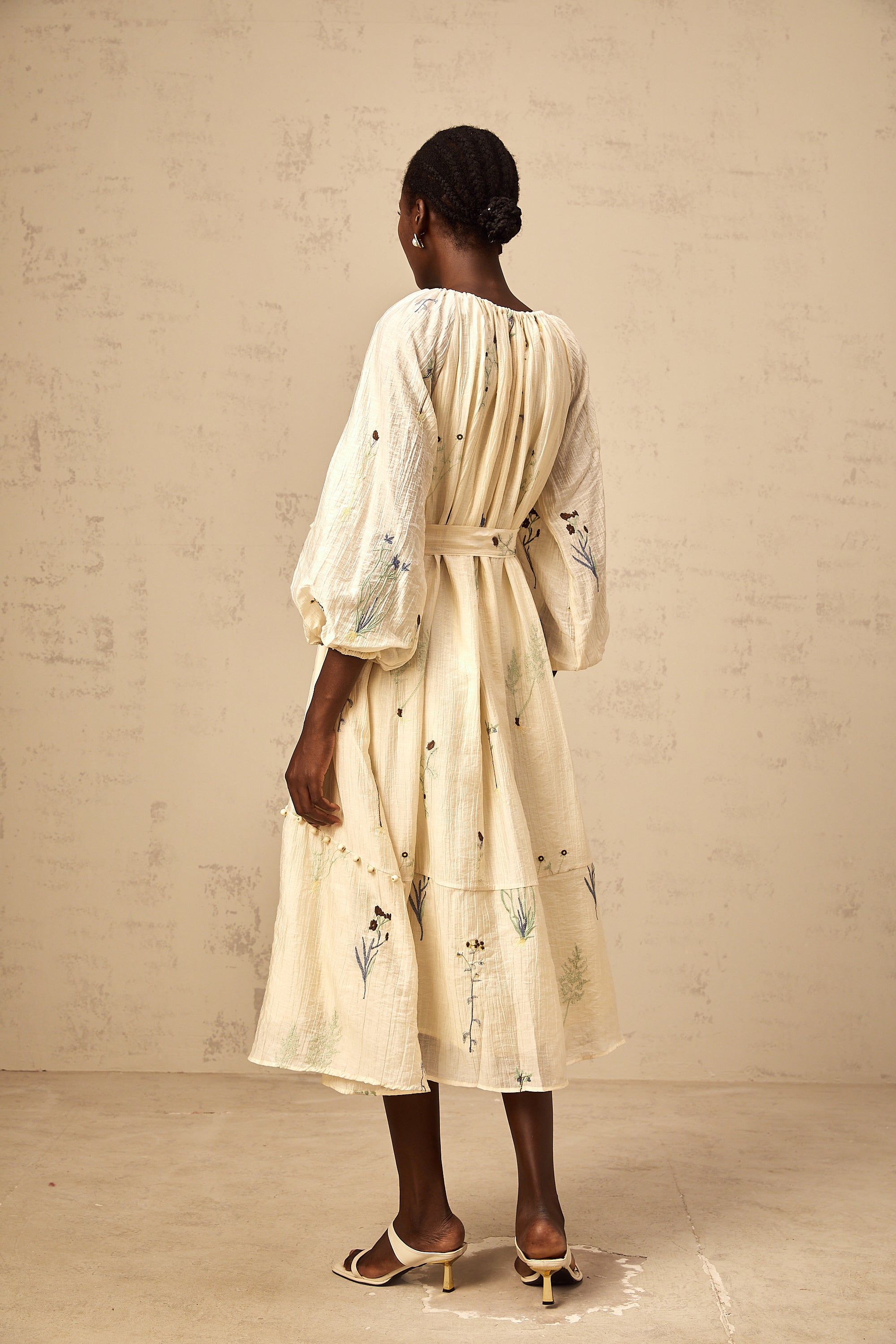 فستان أوراني متوسط الطول مطرز بالخرز باللون البيج