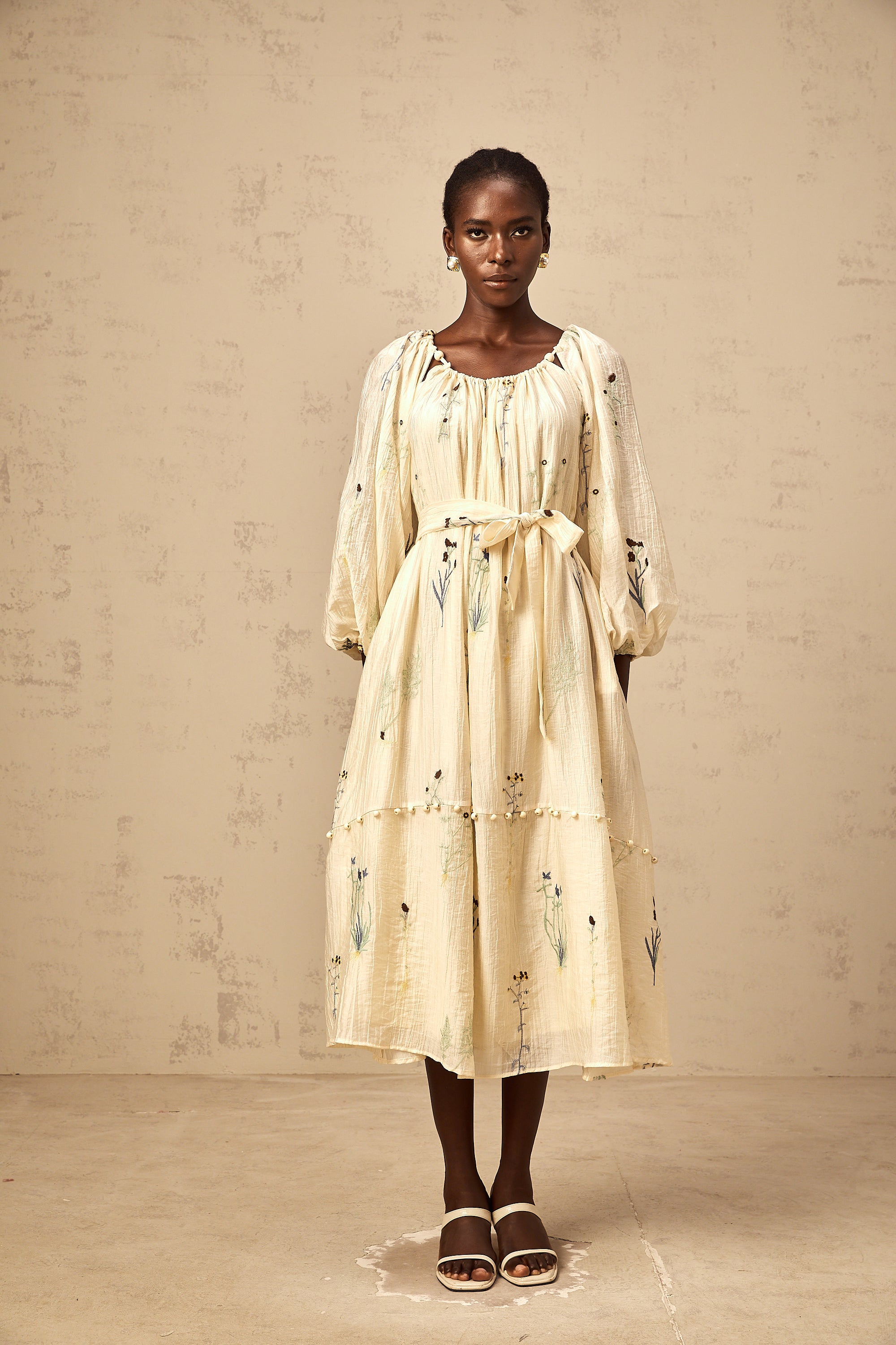 فستان أوراني متوسط الطول مطرز بالخرز باللون البيج