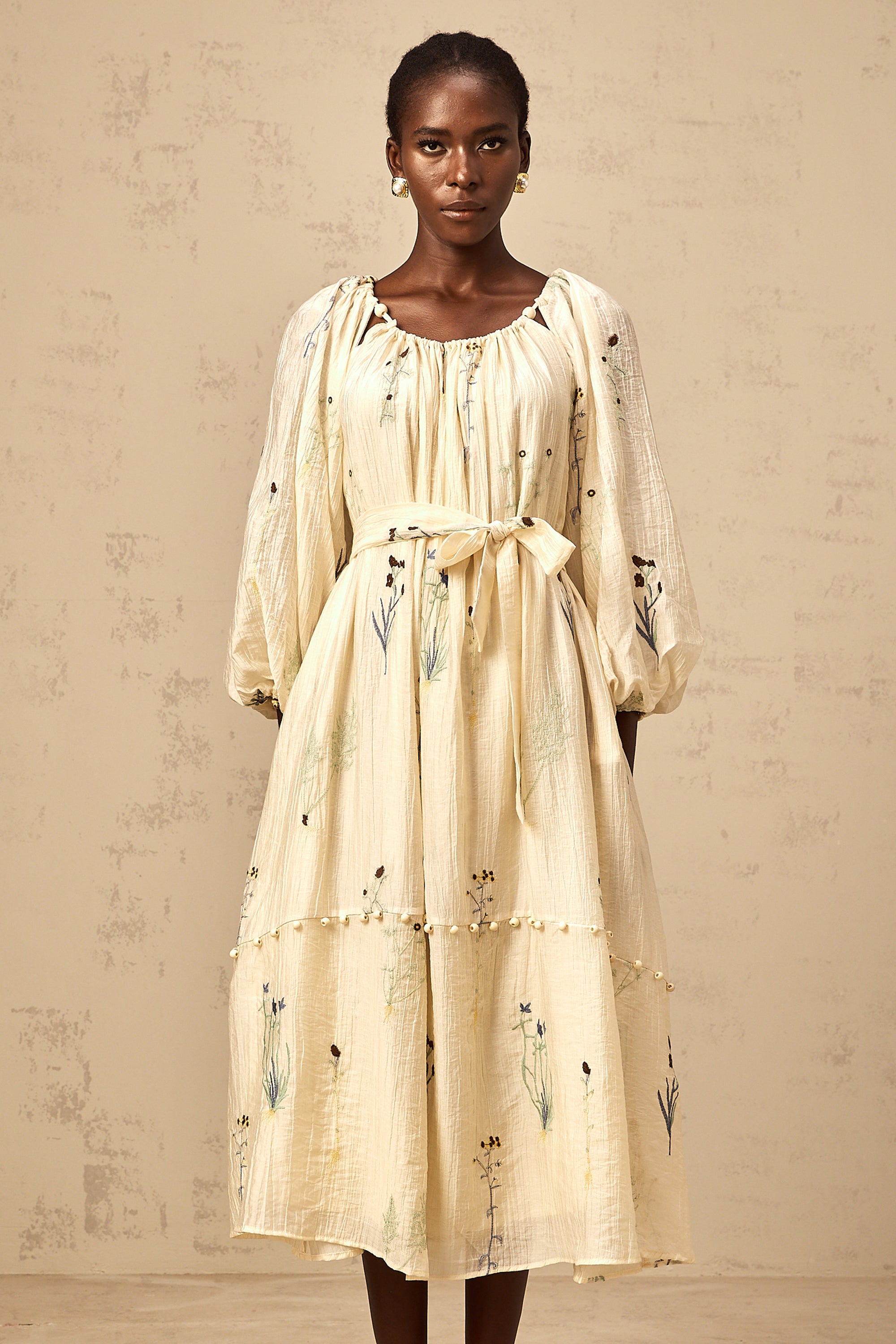 فستان أوراني متوسط الطول مطرز بالخرز باللون البيج