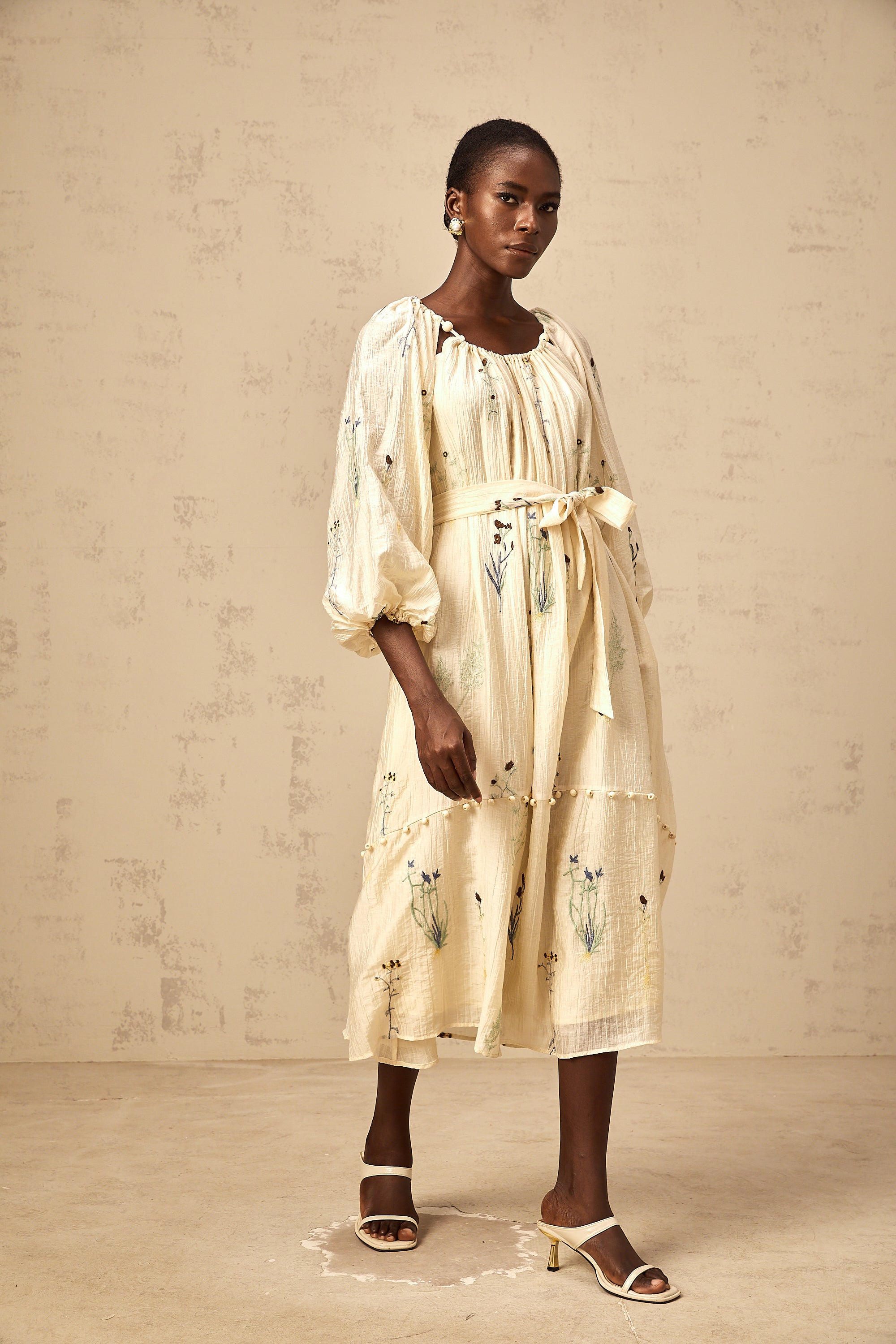 فستان أوراني متوسط الطول مطرز بالخرز باللون البيج