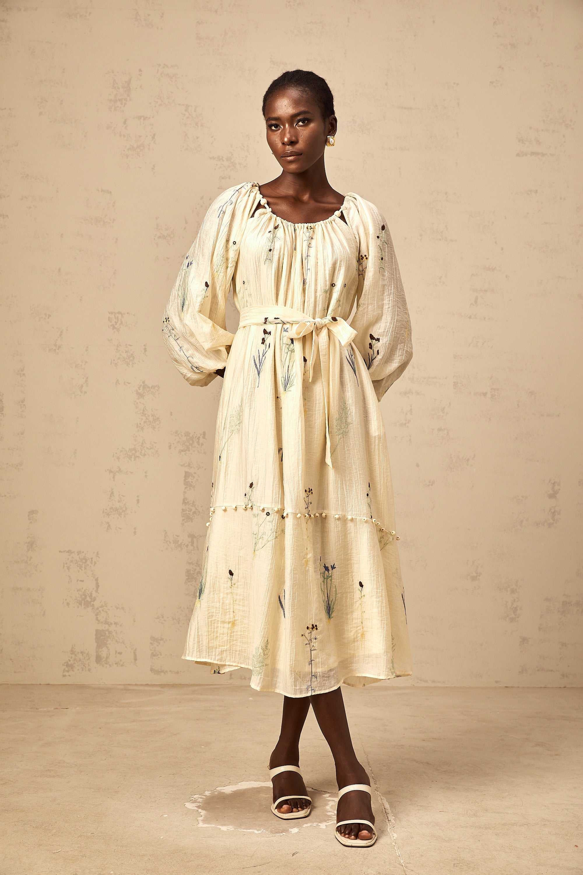 فستان أوراني متوسط الطول مطرز بالخرز باللون البيج