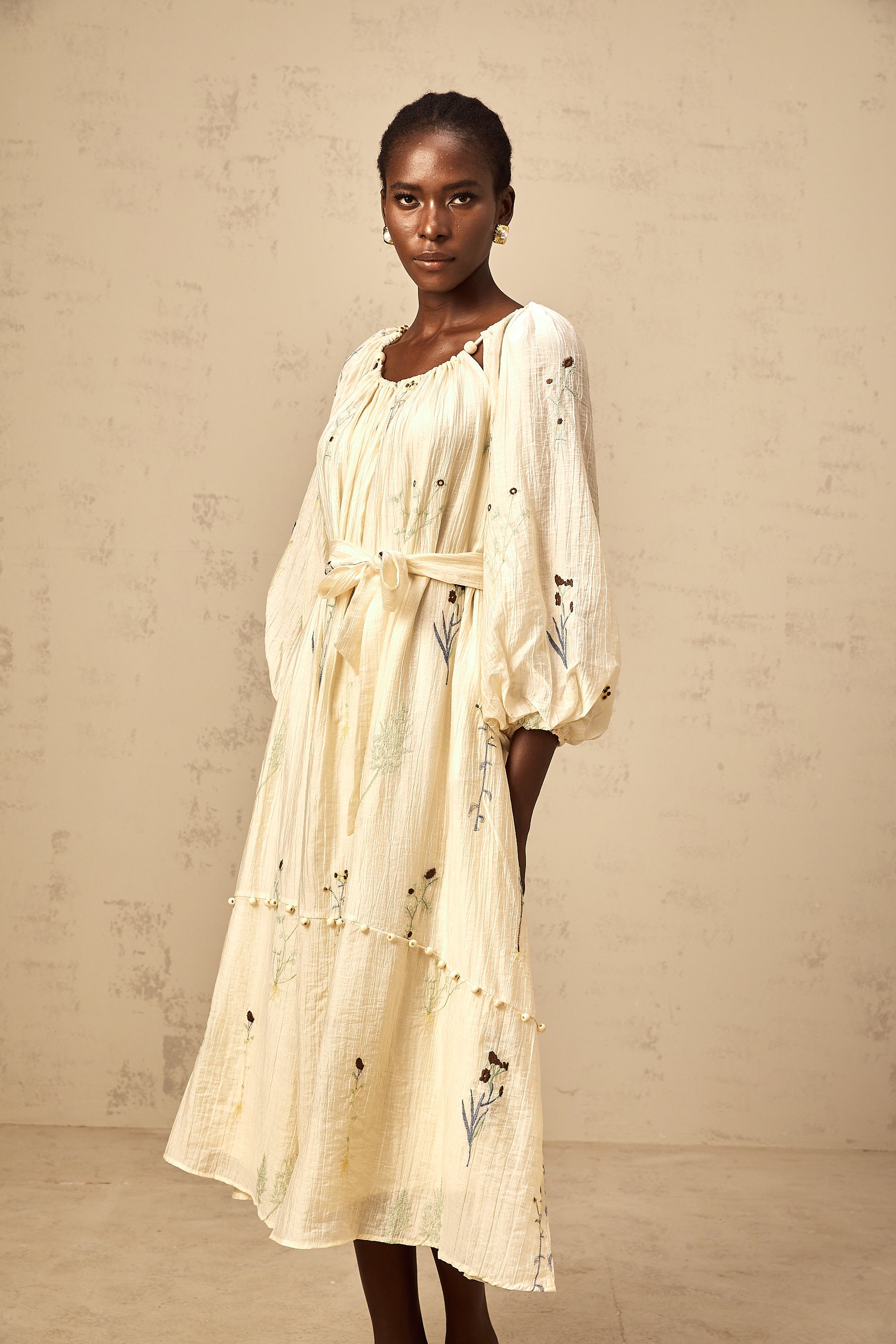 فستان أوراني متوسط الطول مطرز بالخرز باللون البيج