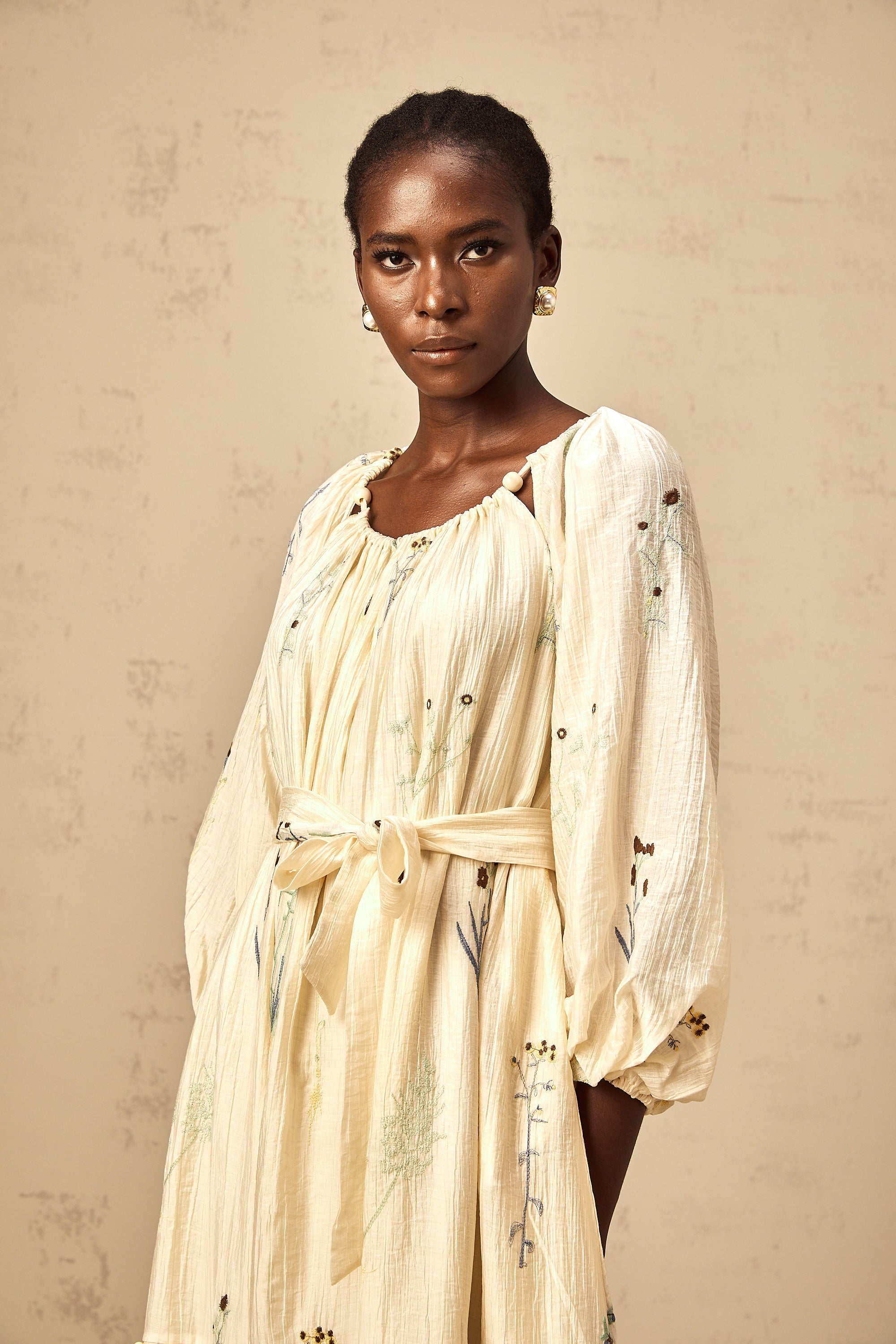 فستان أوراني متوسط الطول مطرز بالخرز باللون البيج