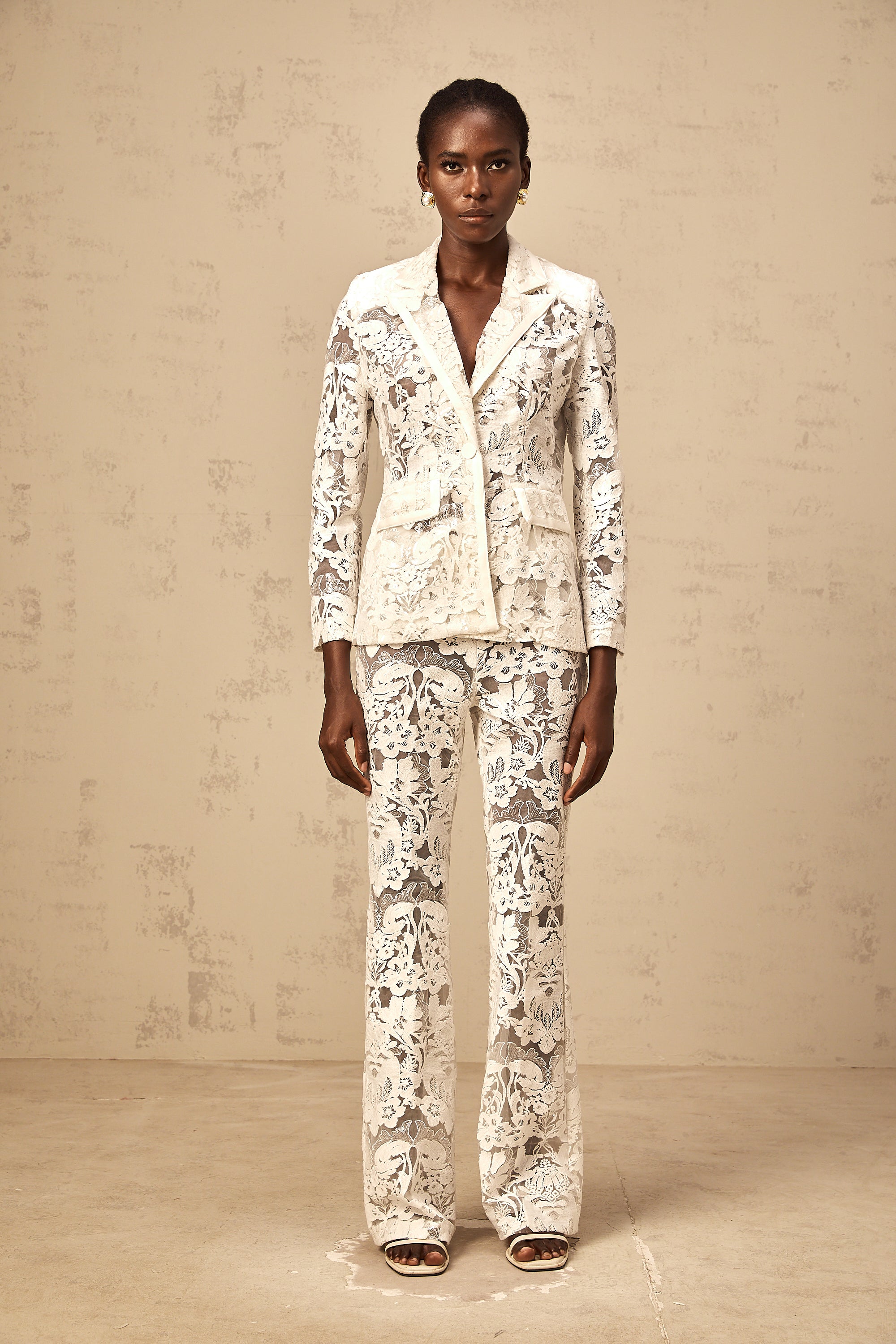 طقم بليزر وبنطال من التول الأبيض المطرز بالترتر والزهور من تصميم ييل