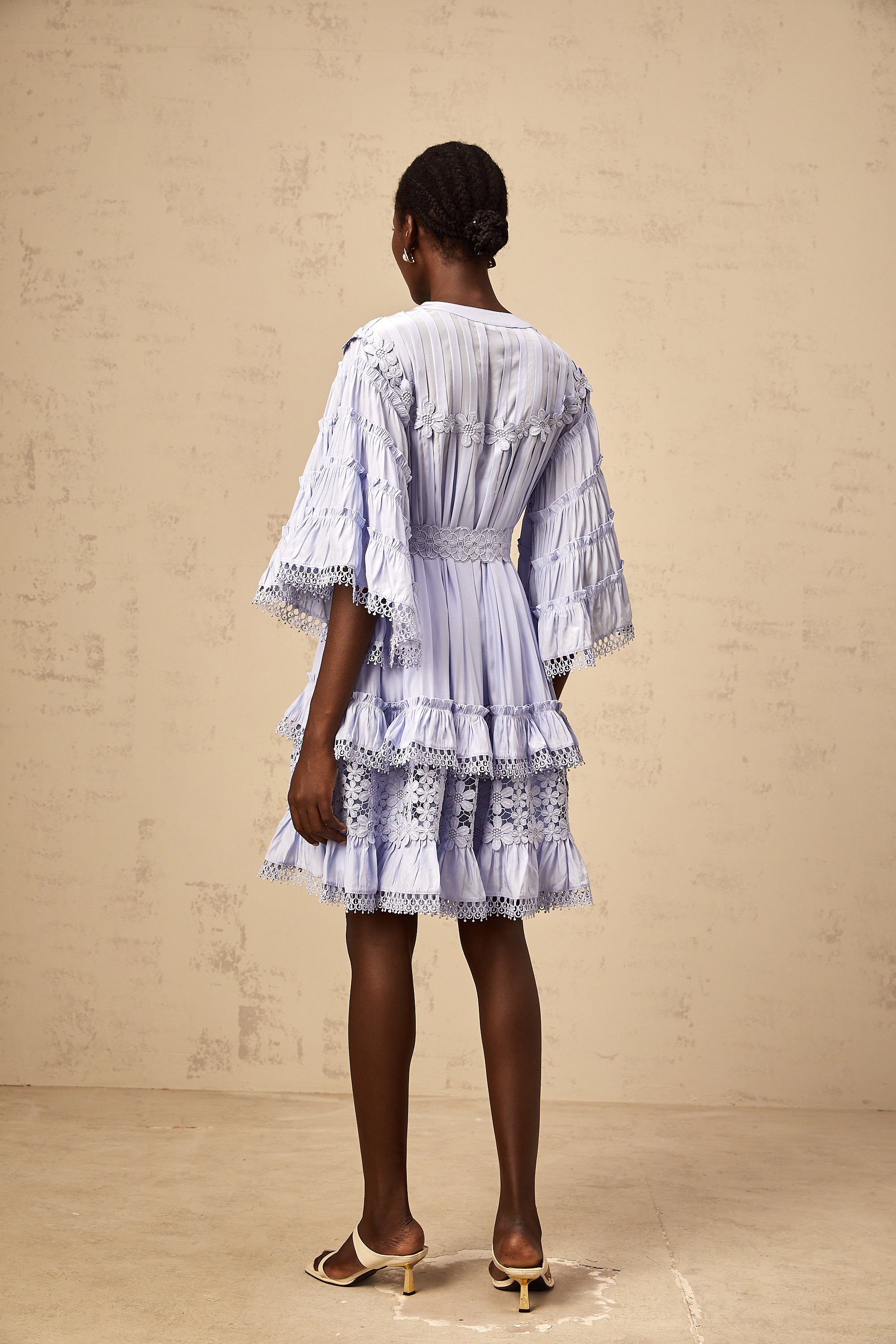 Hellblaues, mit Blumen besticktes Stufen-Minikleid Gaëlle