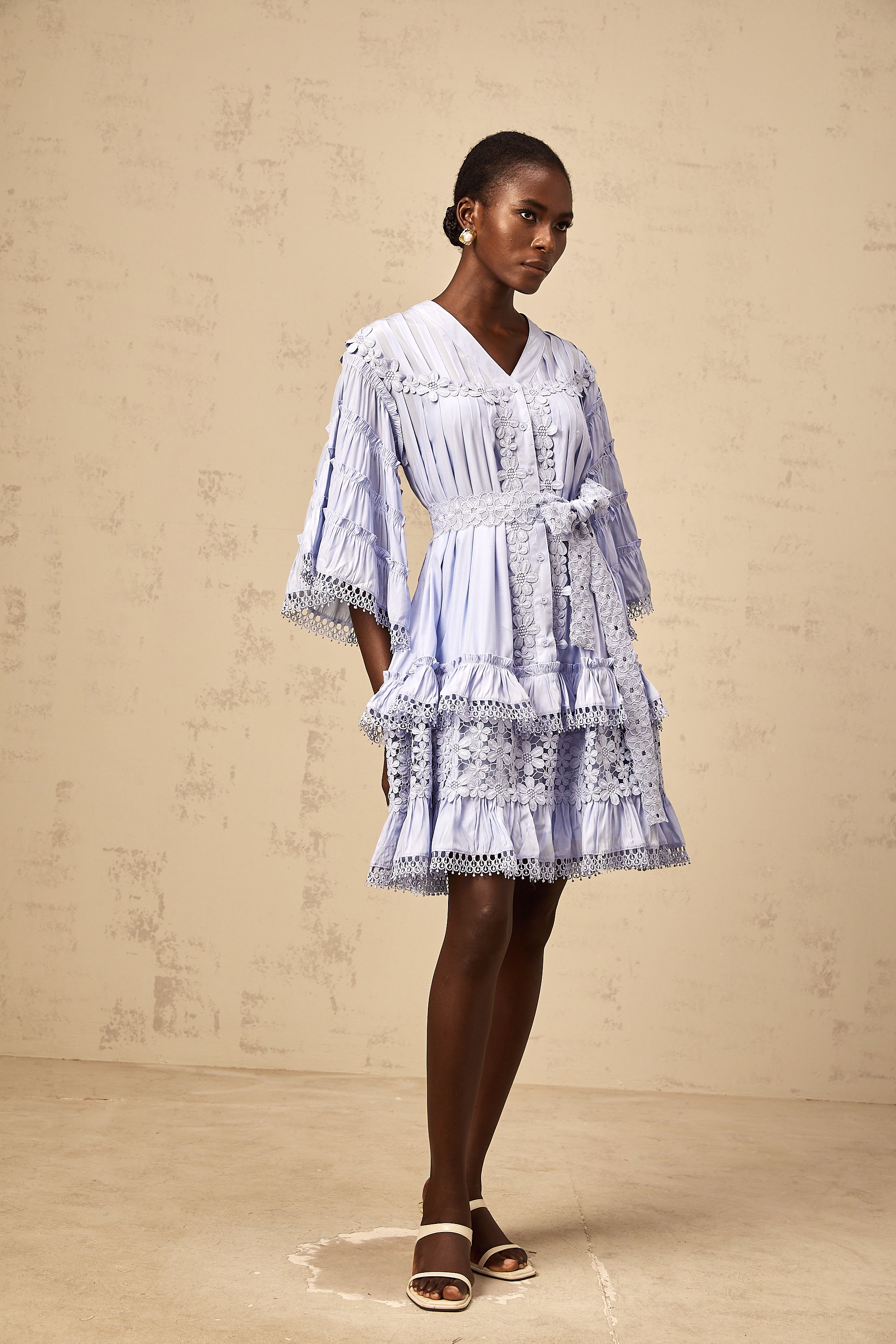 Hellblaues, mit Blumen besticktes Stufen-Minikleid Gaëlle