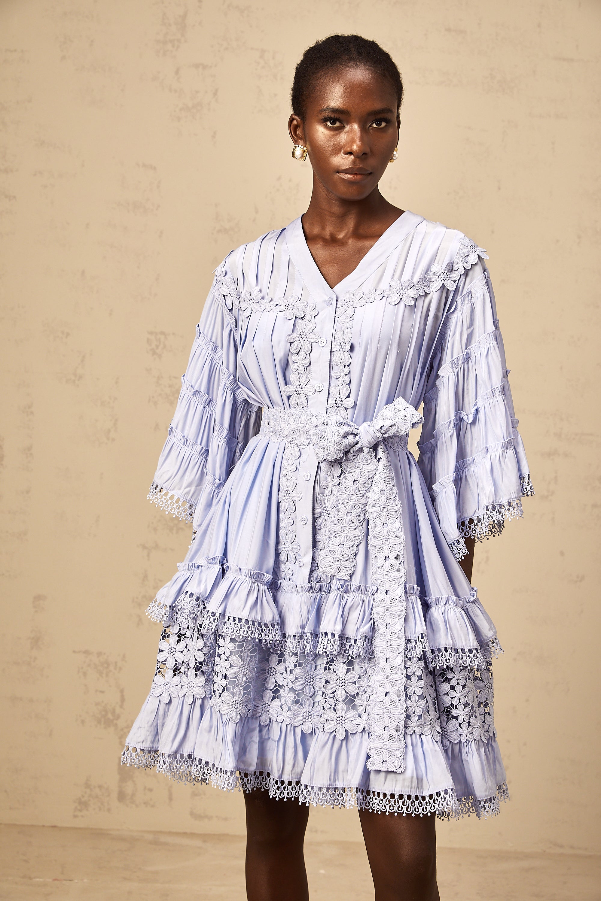 Hellblaues, mit Blumen besticktes Stufen-Minikleid Gaëlle