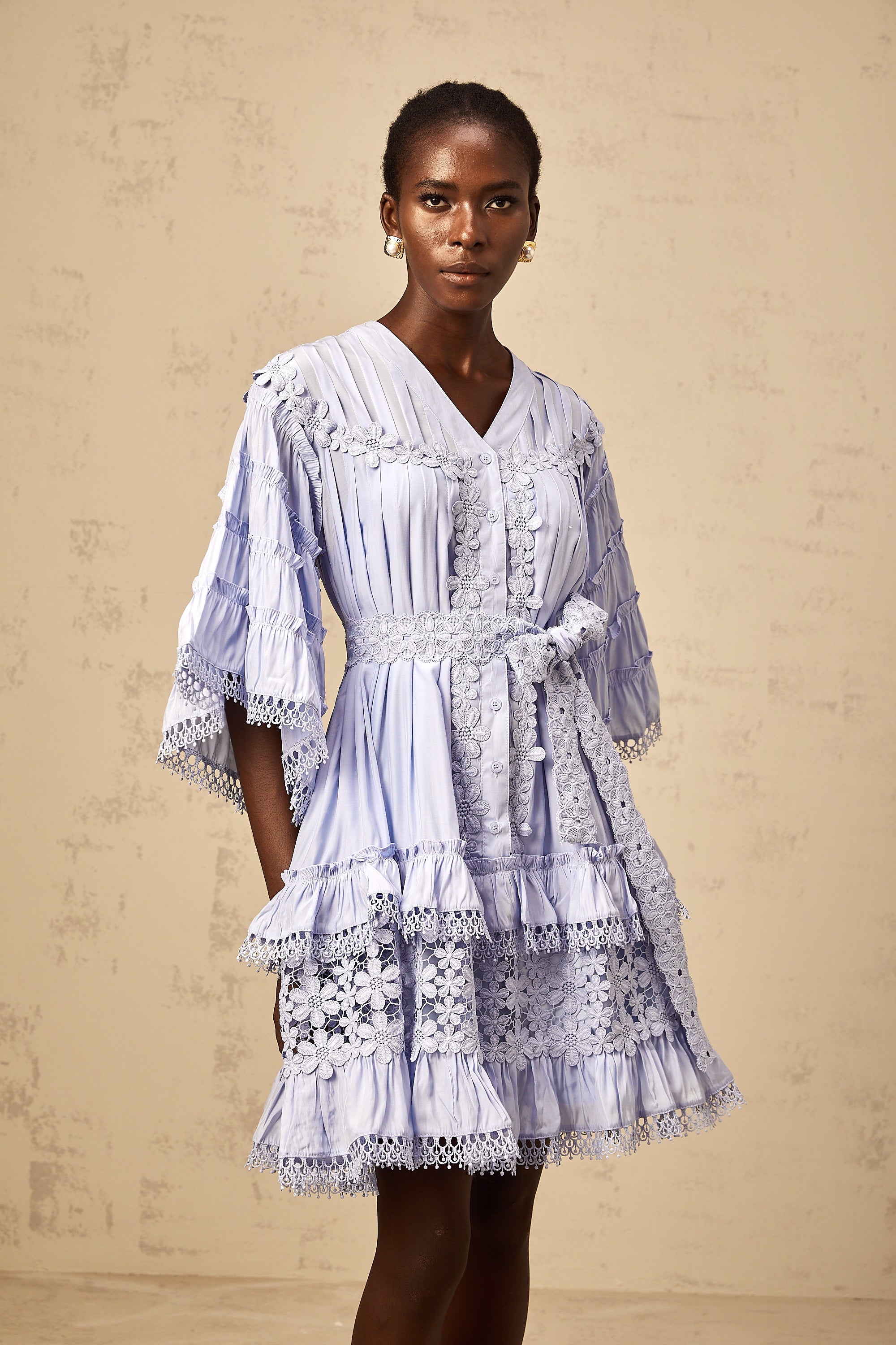 Hellblaues, mit Blumen besticktes Stufen-Minikleid Gaëlle