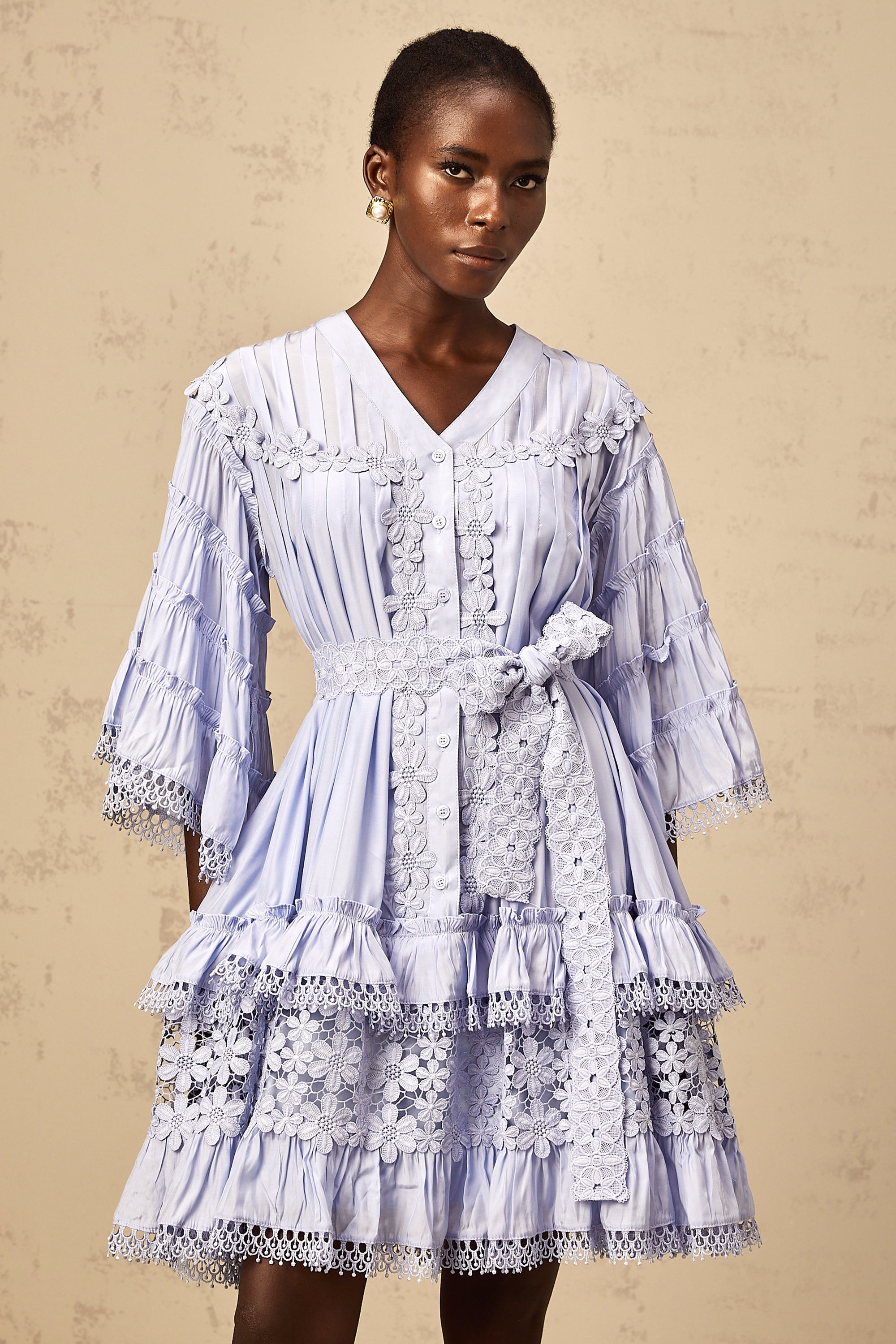 Hellblaues, mit Blumen besticktes Stufen-Minikleid Gaëlle