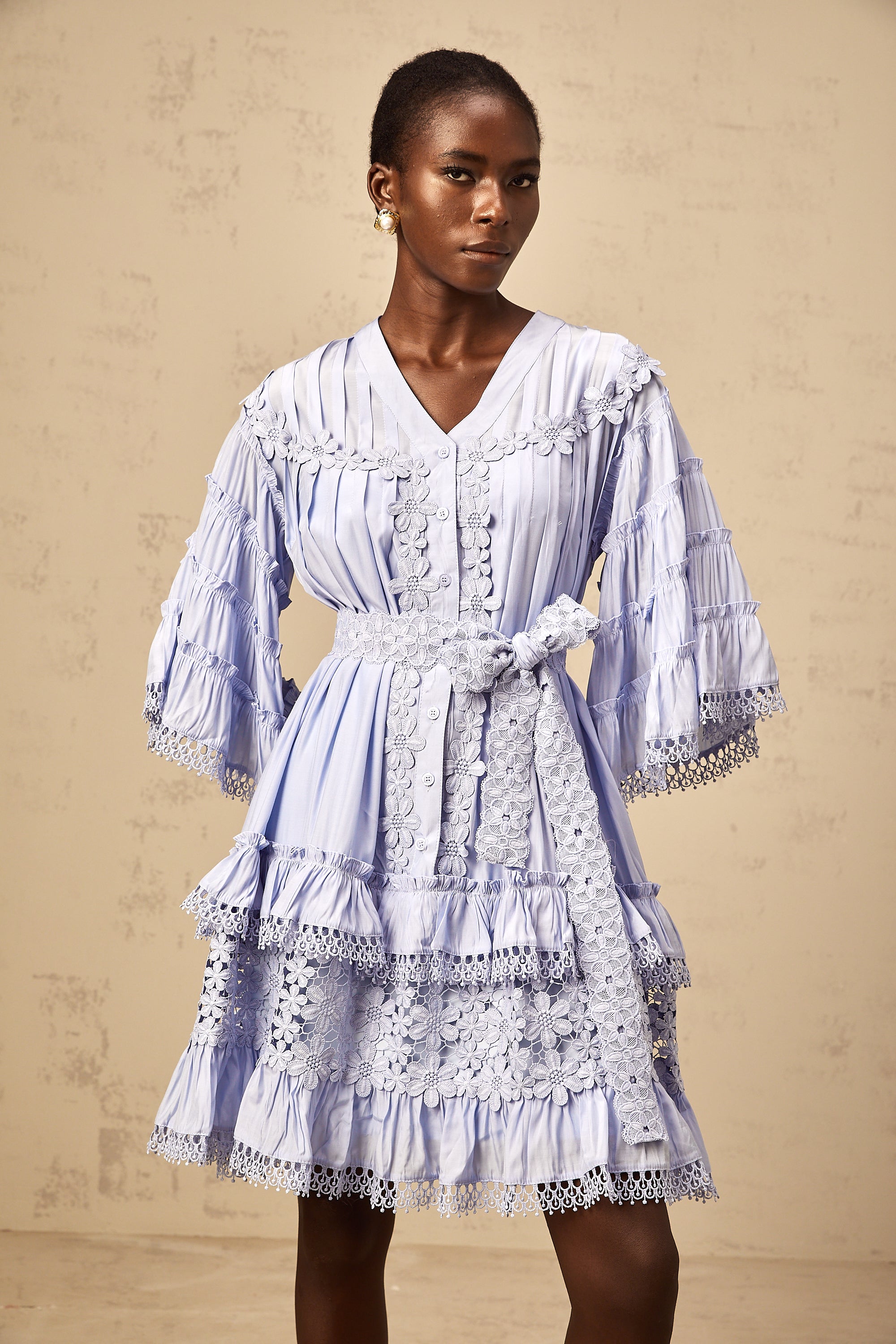 Hellblaues, mit Blumen besticktes Stufen-Minikleid Gaëlle