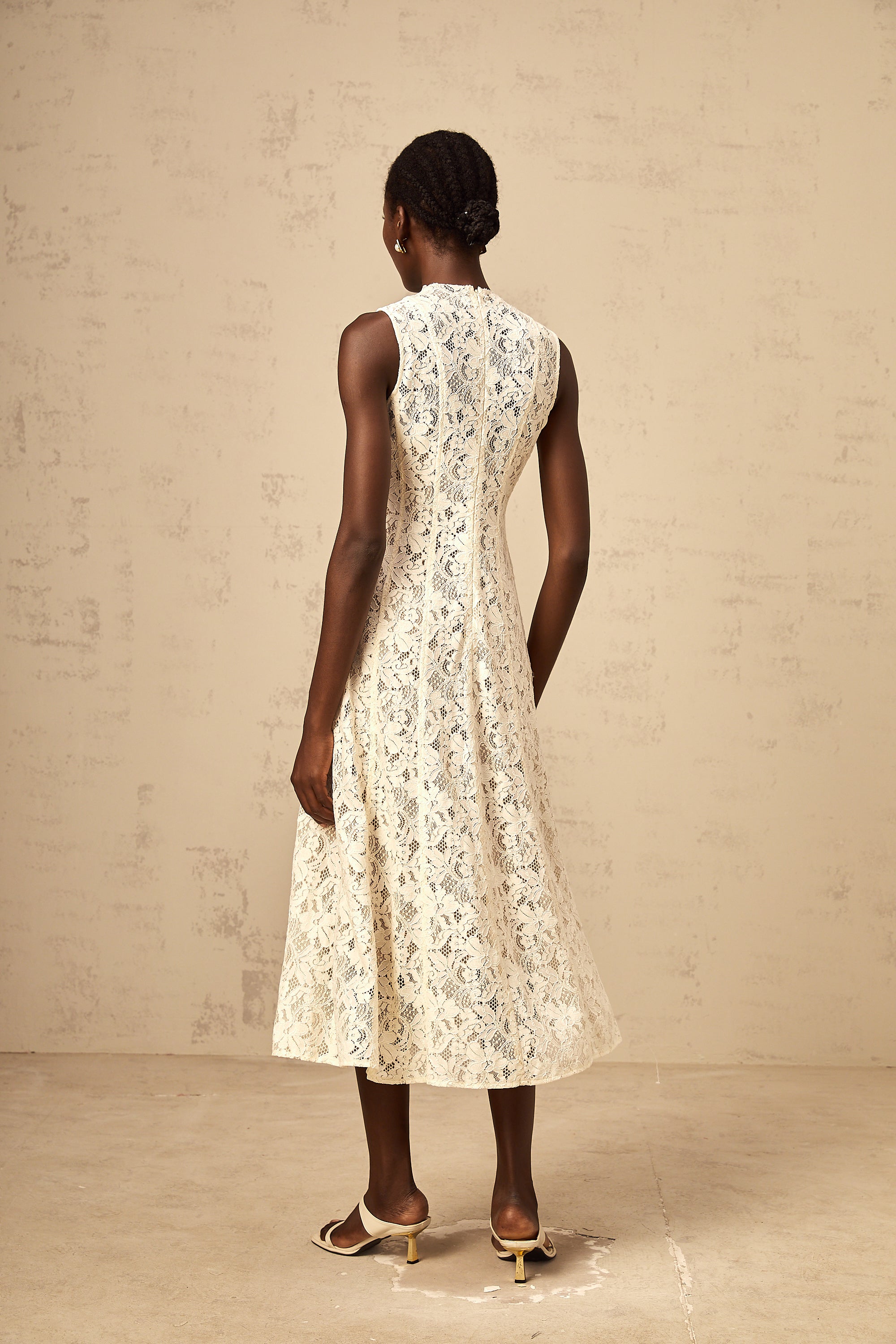 Edelie beiges ausgestelltes Midikleid aus Blumenspitze