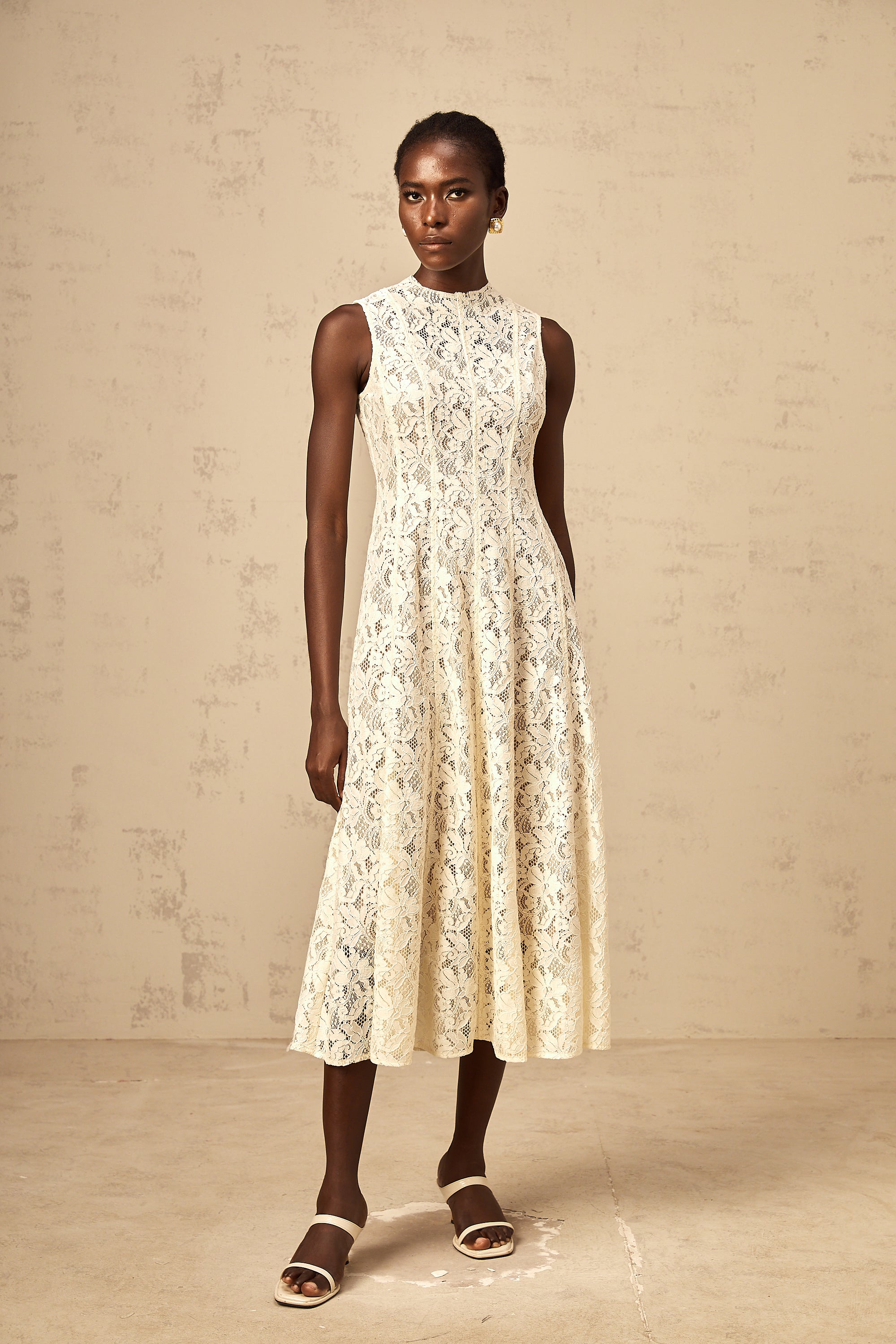 Edelie beiges ausgestelltes Midikleid aus Blumenspitze