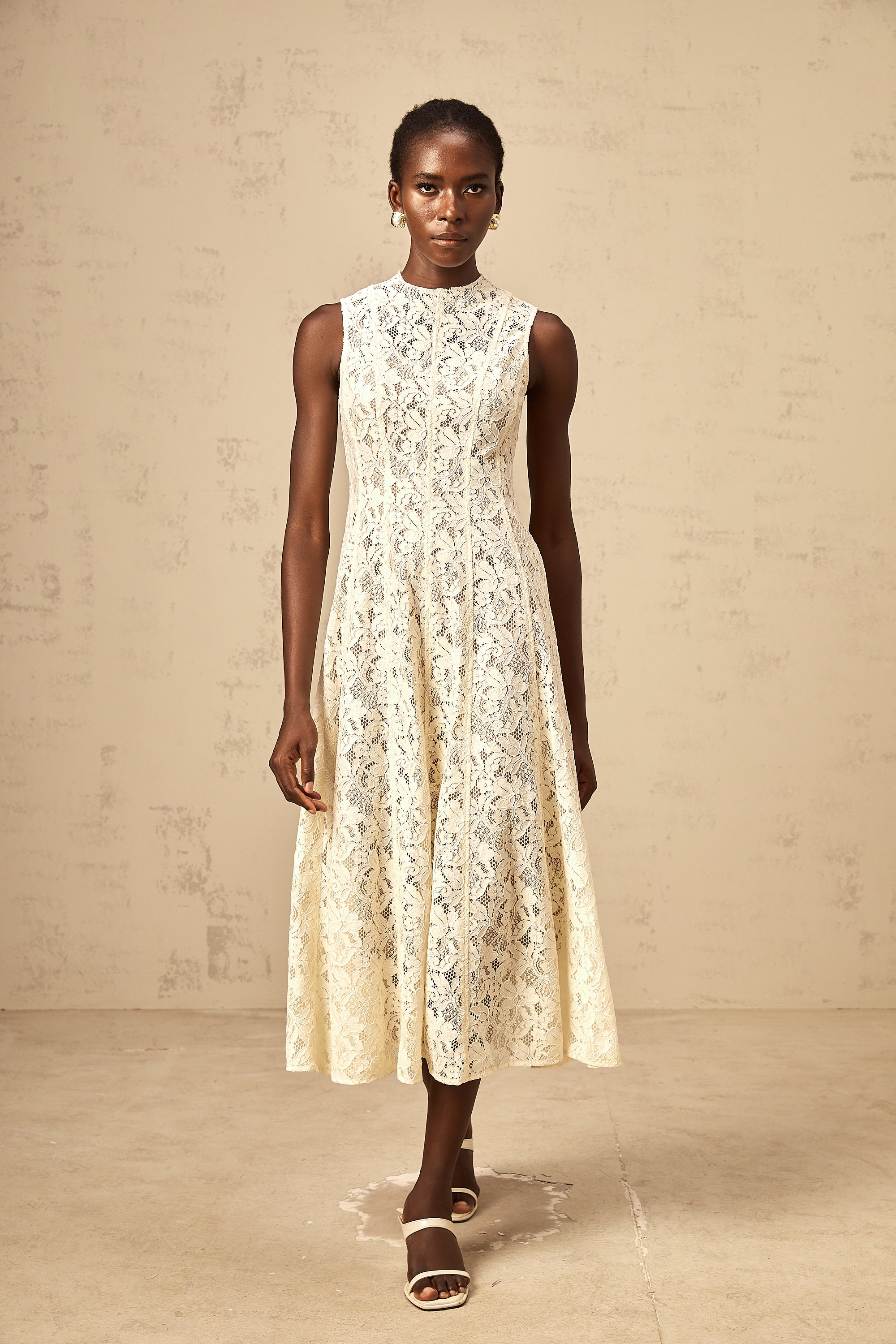 Edelie beiges ausgestelltes Midikleid aus Blumenspitze